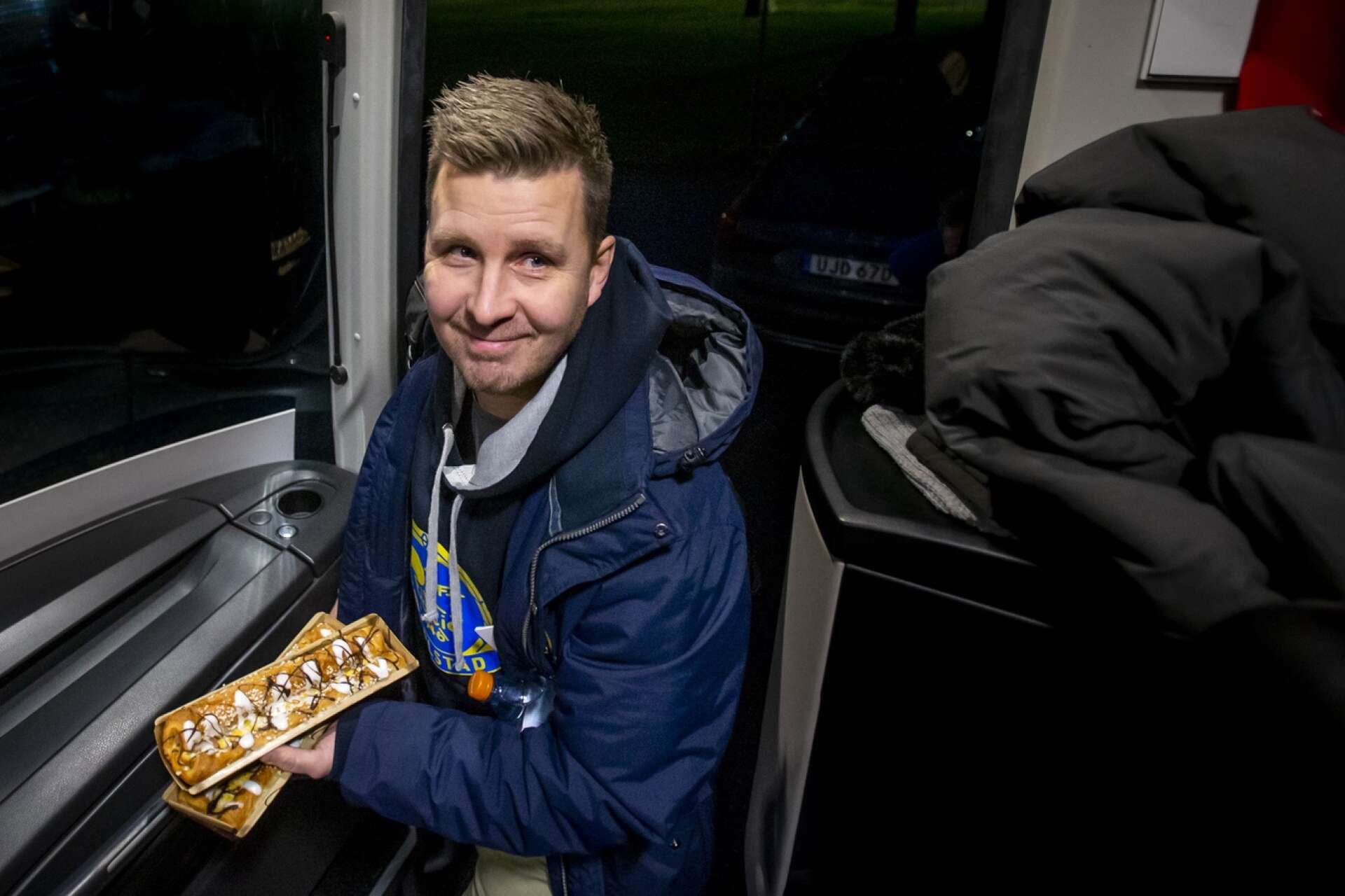 Tränaren Henrik Löfvendal bor i Kristinehamn och kliver på bussen med fika!