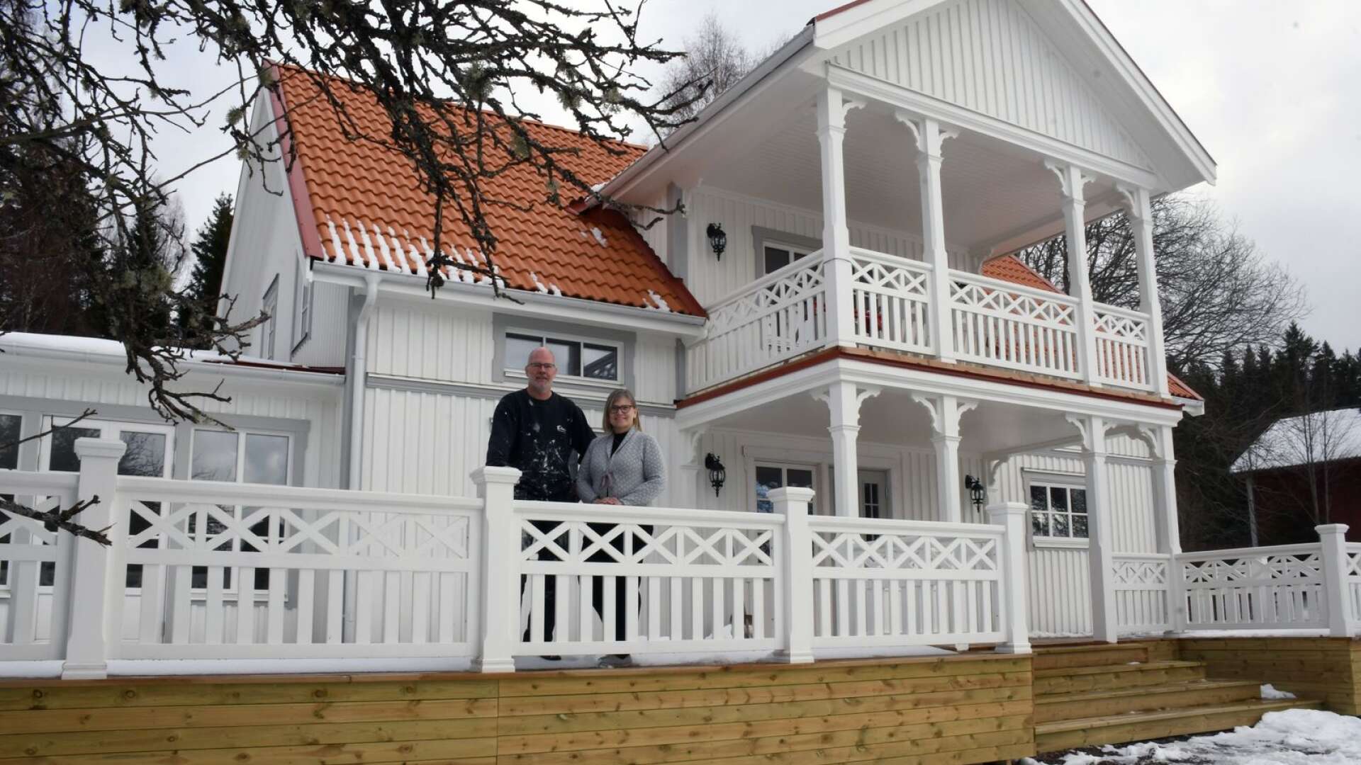 Eva-Lotta Hjerpe och Leif Östlind förvandlar tegelhuset från 1968 till ett drömhem i lantlig stil. 