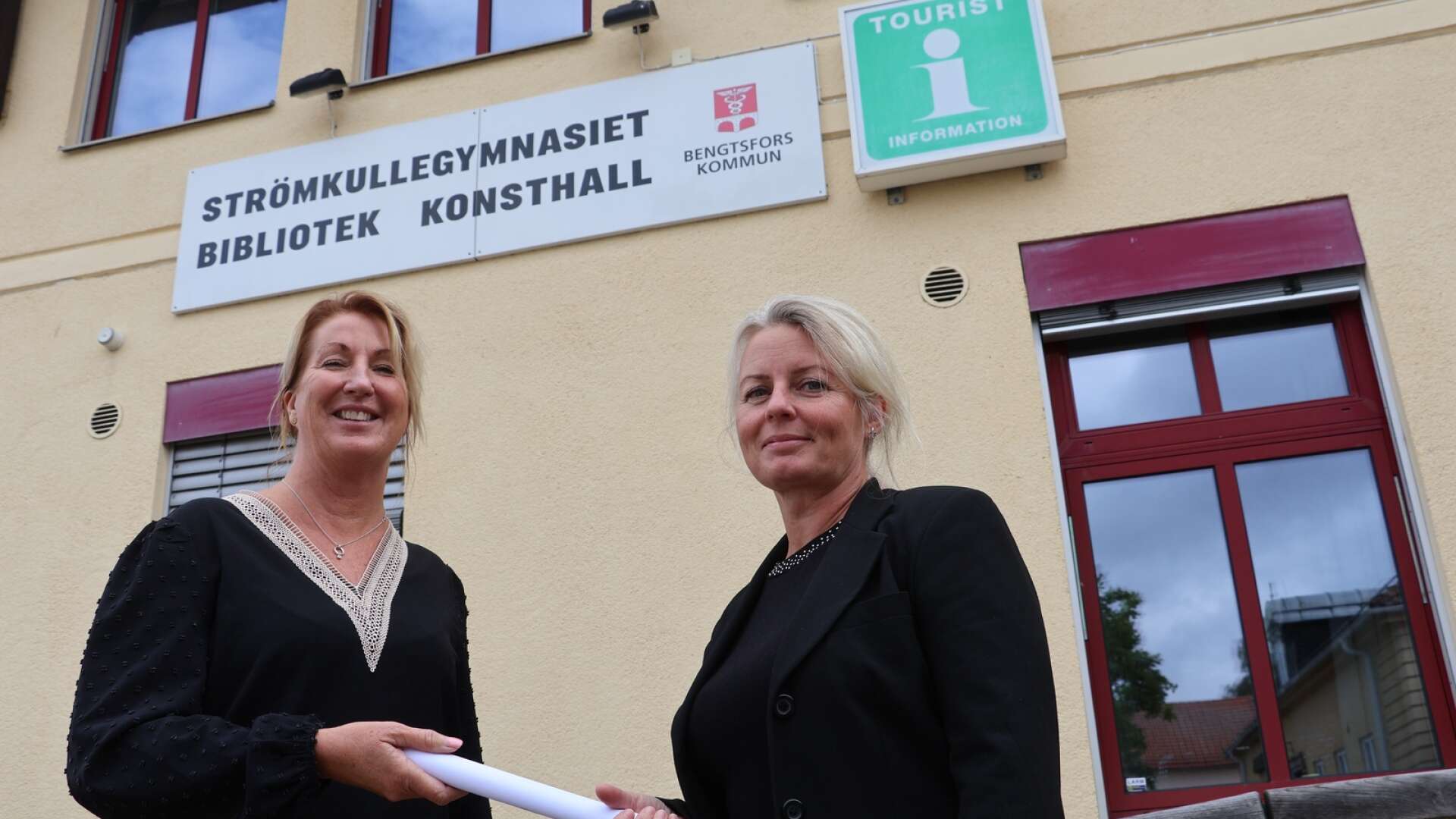 Jeanette Högsähf (till höger) tar över stafettpinnen efter Jeanette Montgomery och blir ny rektor för Strömkullegymnasiet och vuxenutbildningen i Bengtsfors.