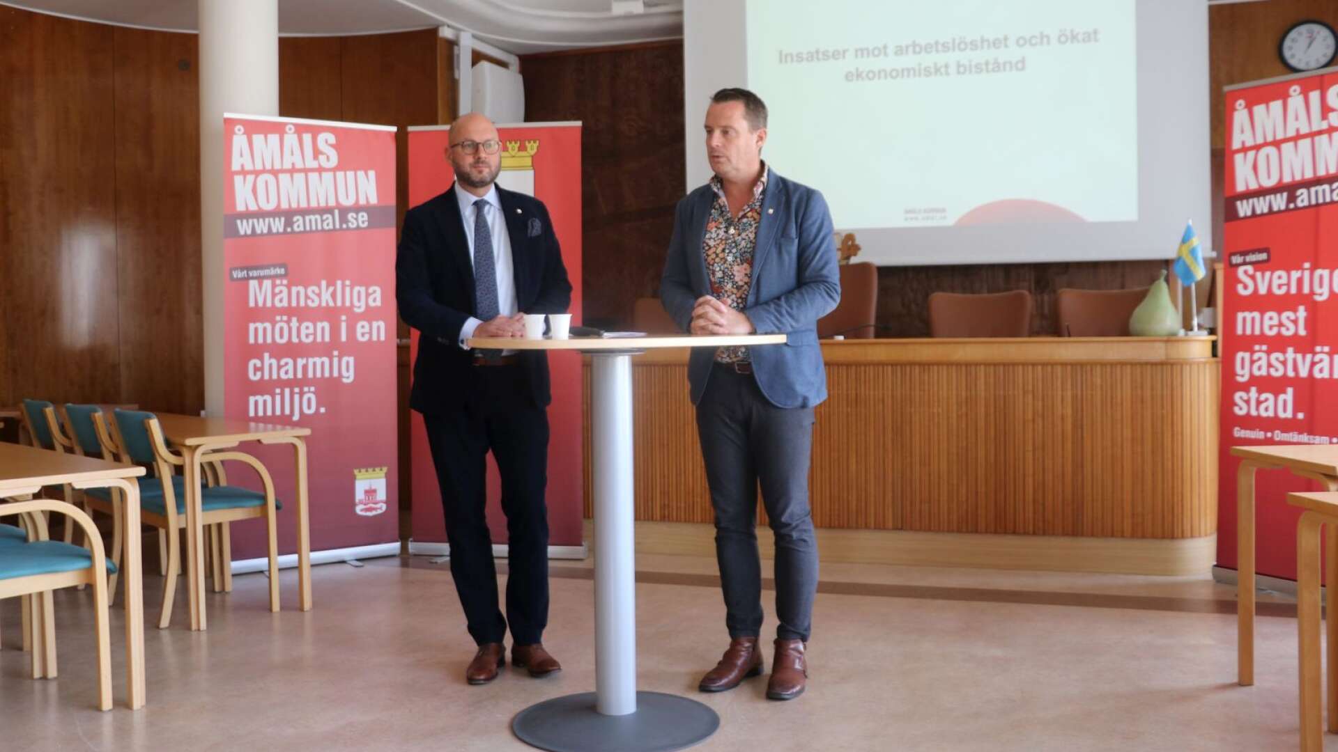 Kommunchefen Anders Sandén och kommunstyrelsens ordförande Michael Karlsson (S) hösten 2019 när en satsning för att få ned arbetslösheten i Åmål presenterades.