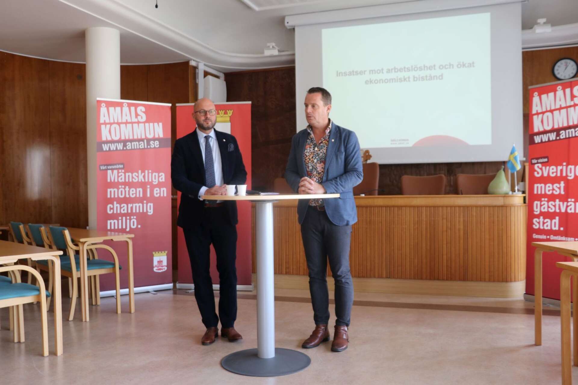 Kommunchefen Anders Sandén och kommunstyrelsens ordförande Michael Karlsson (S) vid en presskonferens i september förra året.