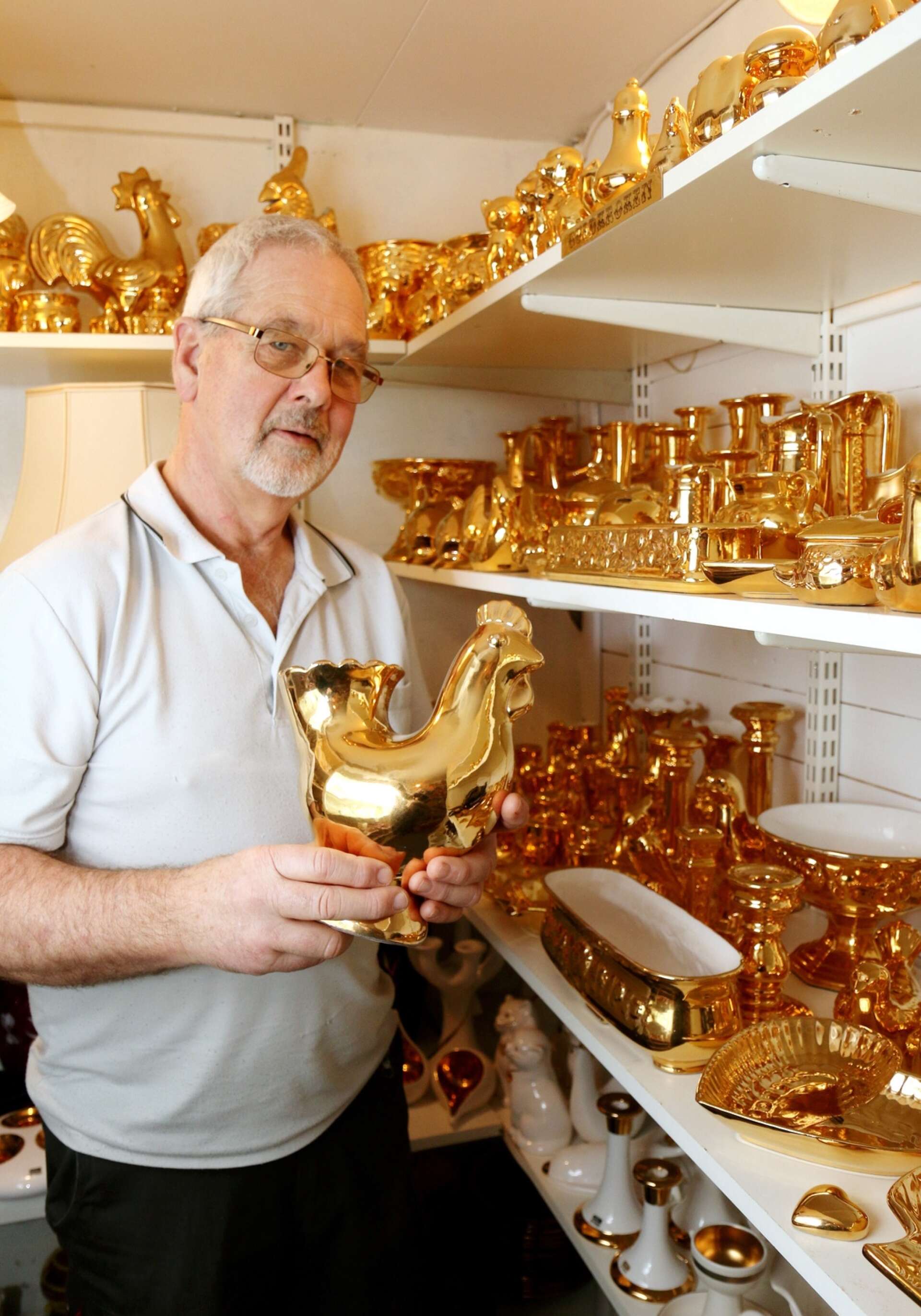 Larsgöran har en hel guldavdelning med Guldkrokens keramik.
