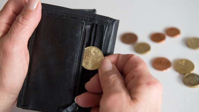 Pensionär med mynt och plånbok 
