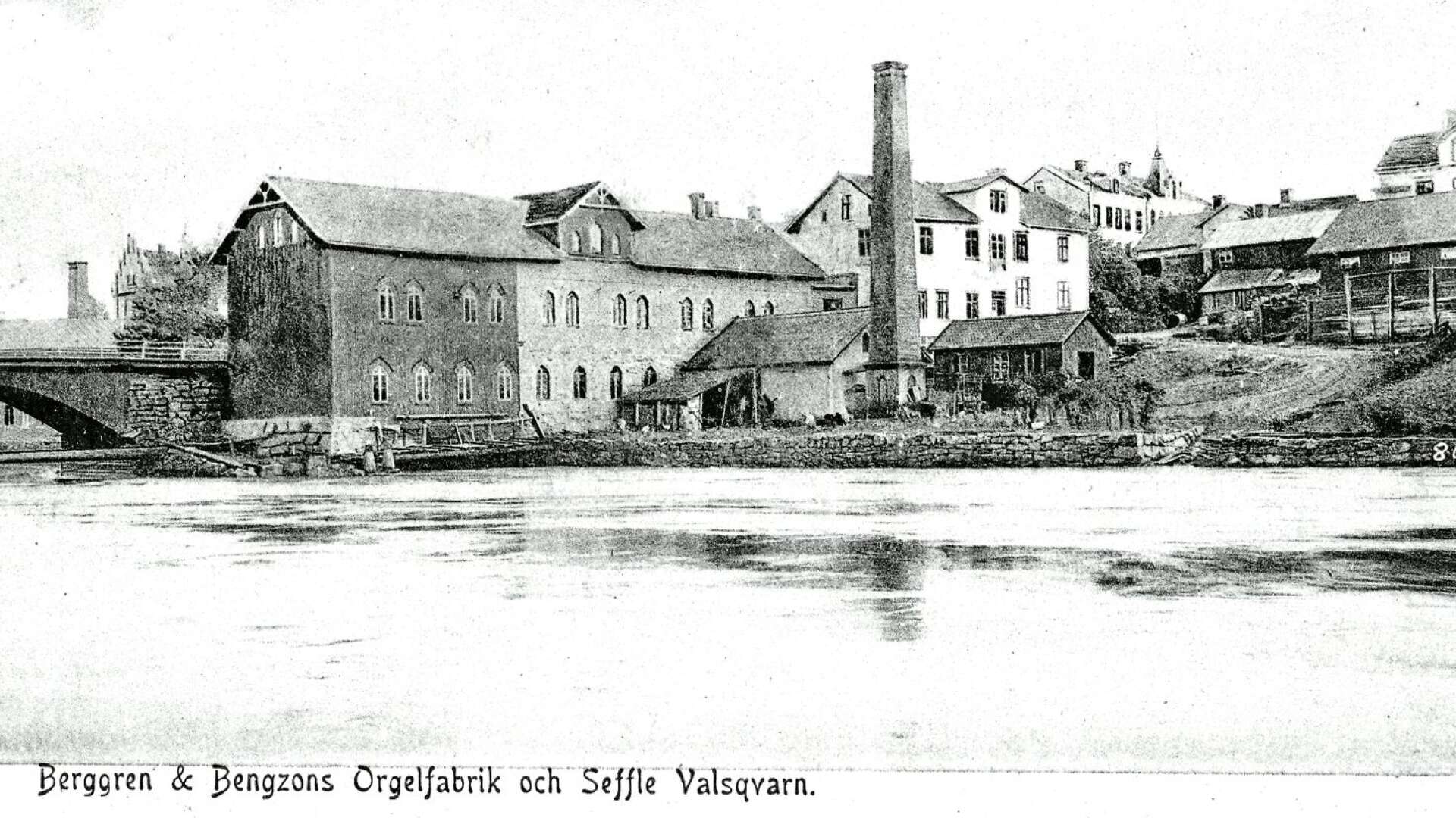 Berggren &amp; Bengzon etablerade sig i Säffle 1901. Något år senare lät man trycka ett vykort på eget förlag, av allt att döma i reklamsyfte. Orgelfabriken var inrymd i trähuset bakom den höga skorstenen. 