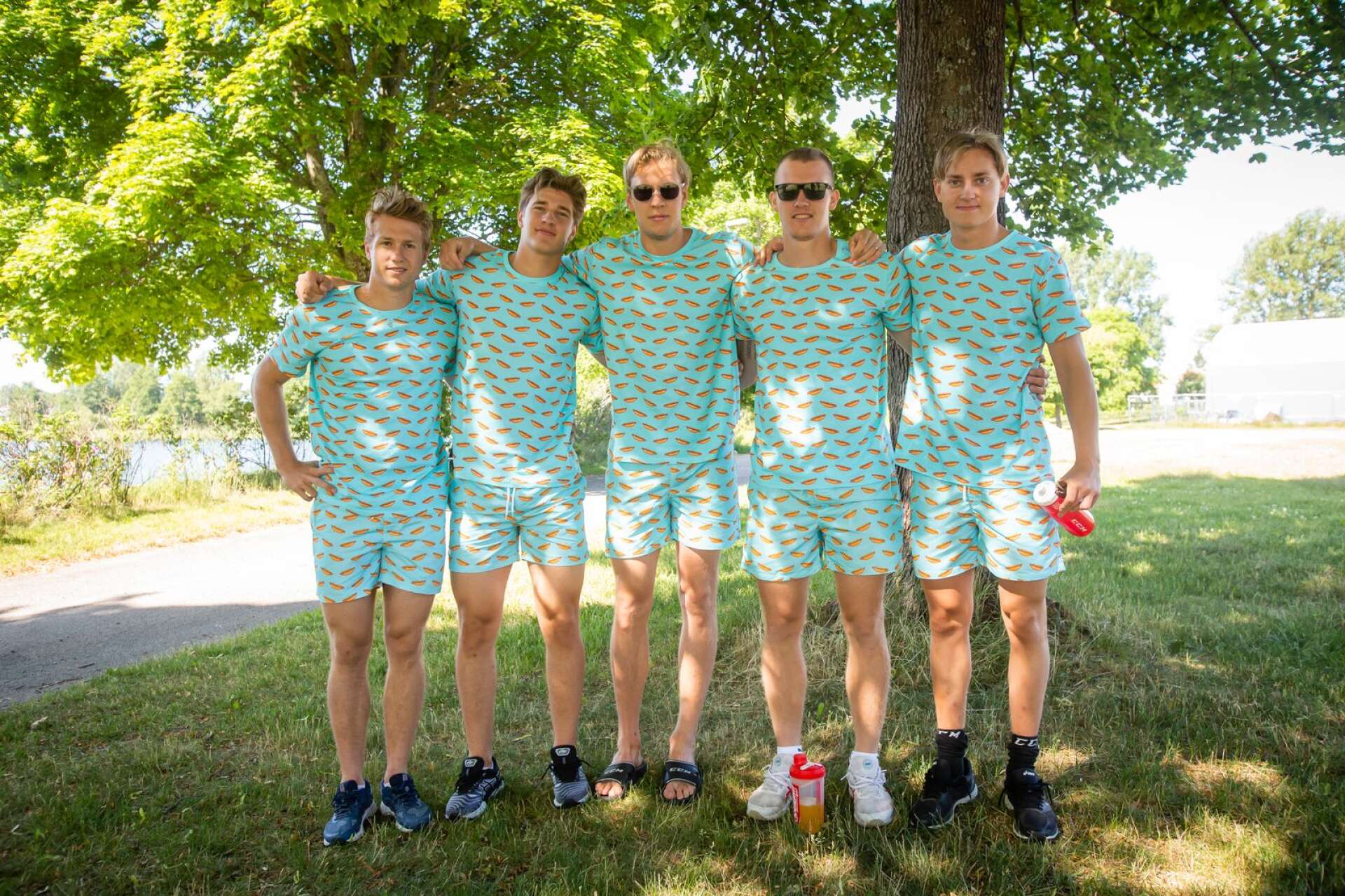 Henrik Haukeland, Oskar Bäck, Victor Ejdsell, Gustav Rydahl och Jacob Peterson dök upp till Sundstas volleybollplaner i en allt annat än färglös outfit.