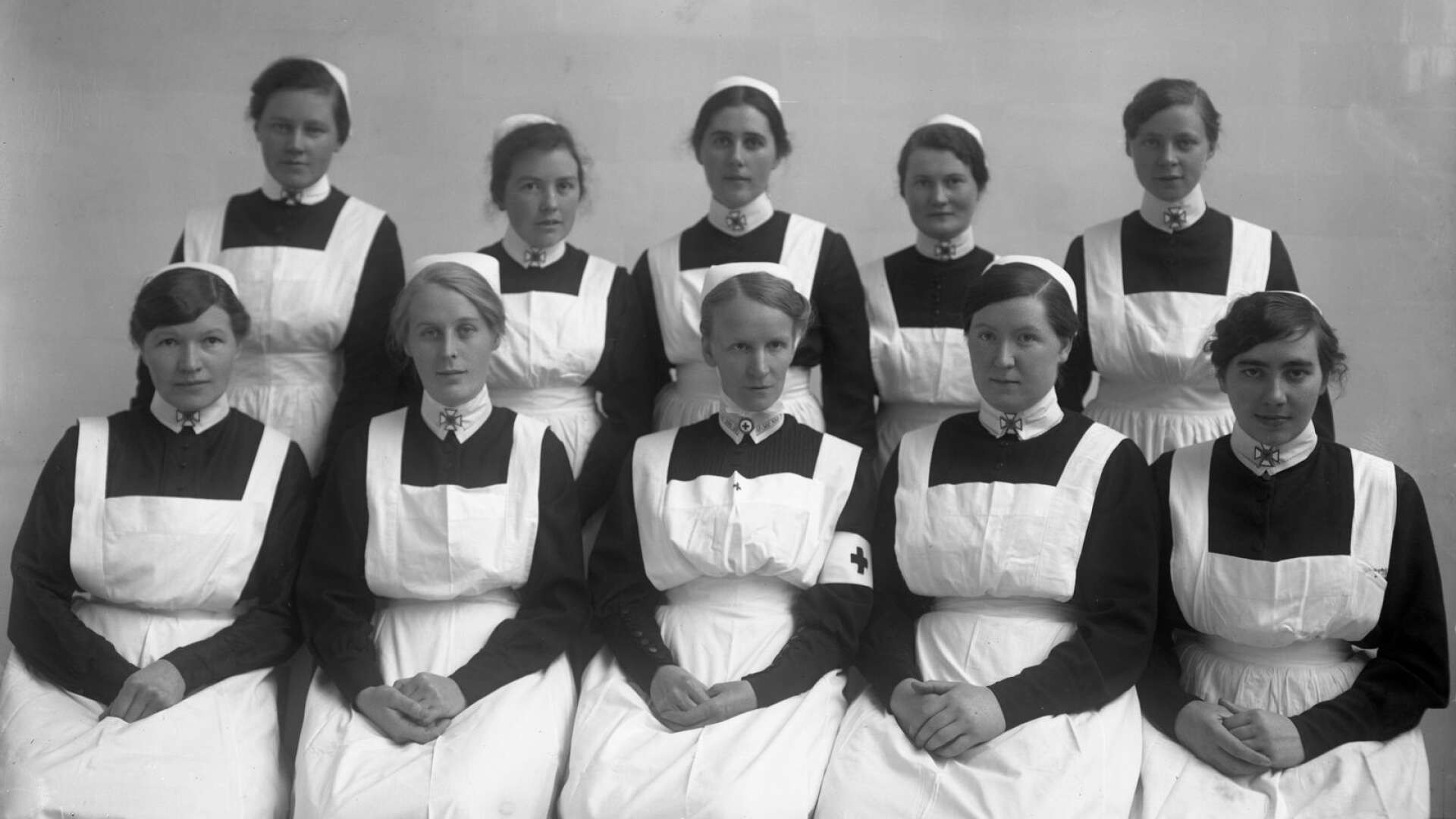 Sjuksystrar på gruppbild tagen i slutet av 1920-talet. Under början av 1930-talet fanns runt 240 personer i länslasarettets personalstyrka, i dag är det närmare 3 800 anställda vid Centralsjukhuset.