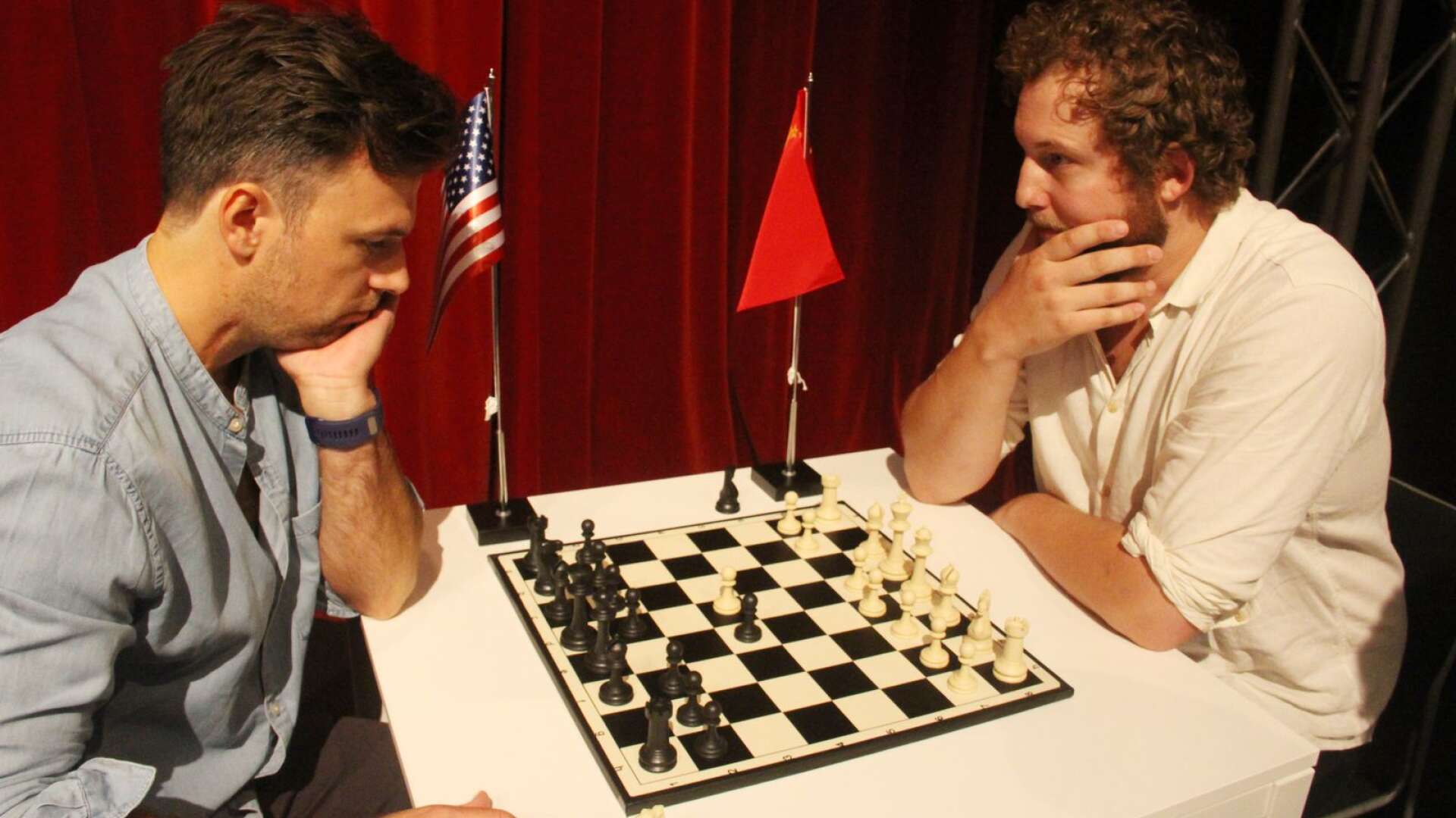 Chess har premiär den 5 oktober. Rollerna som de två schackspelarna görs av Jonas Wåhlin och Joel Zerpe.