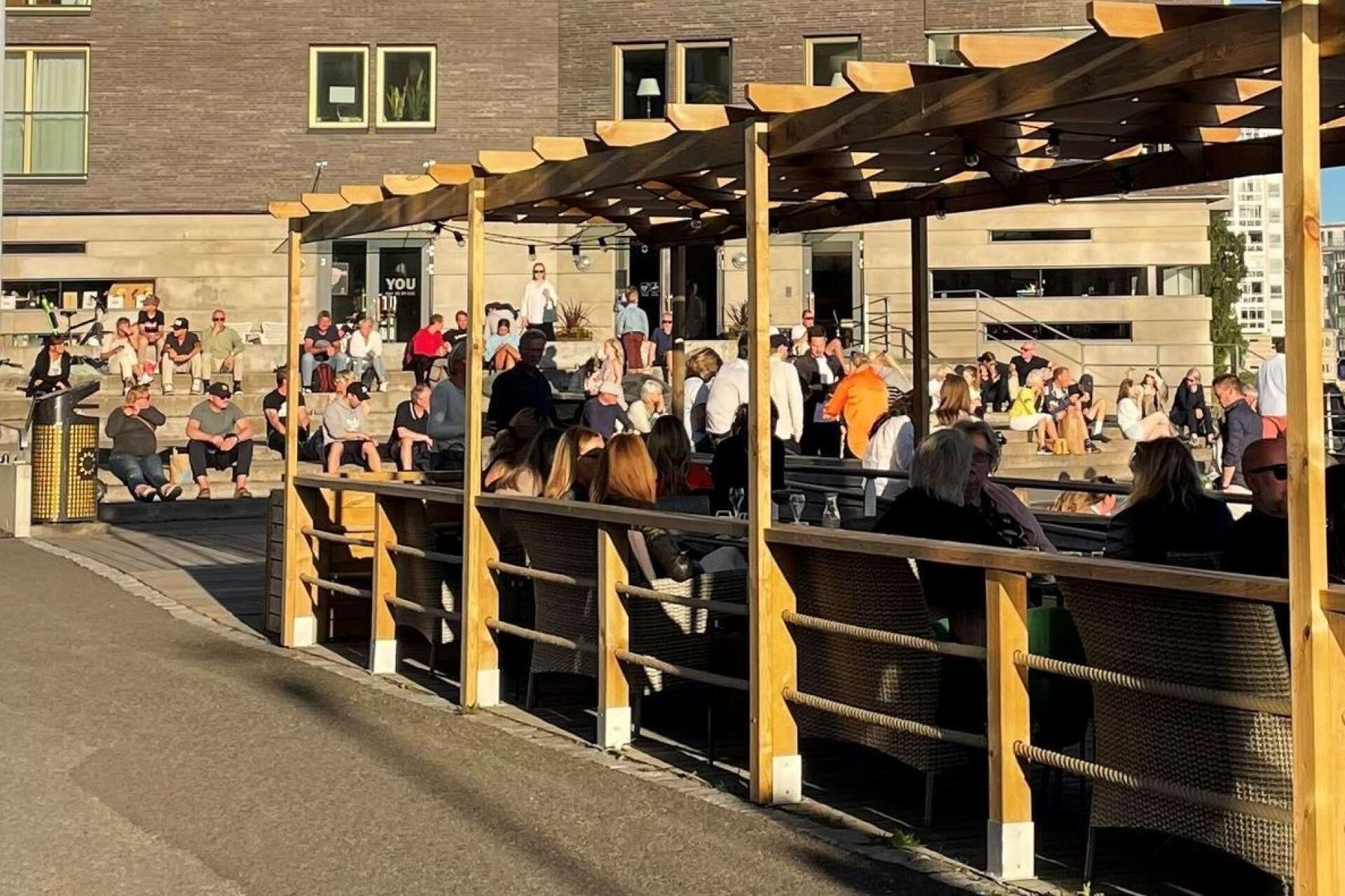 Navieros uteservering på bryggan i Inre hamn i Karlstad är populär. Men i år nekar kommunen restaurangen tillståndet. 