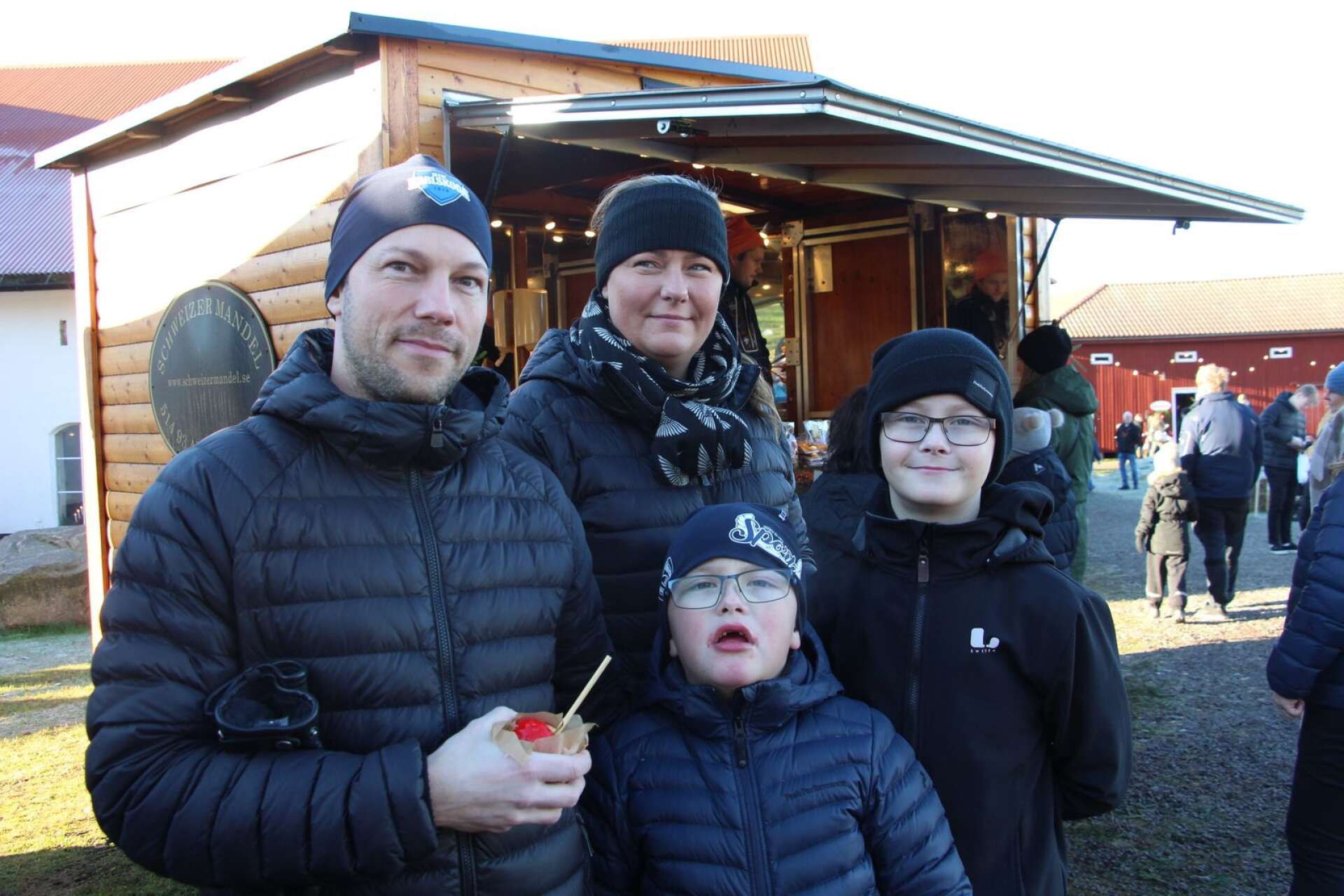 Familjen Frenelius. Pappa Peter, mamma Cecilia, storebro Anton och lillebror Wilgot, besöker julmarknaden på Mårbacka.