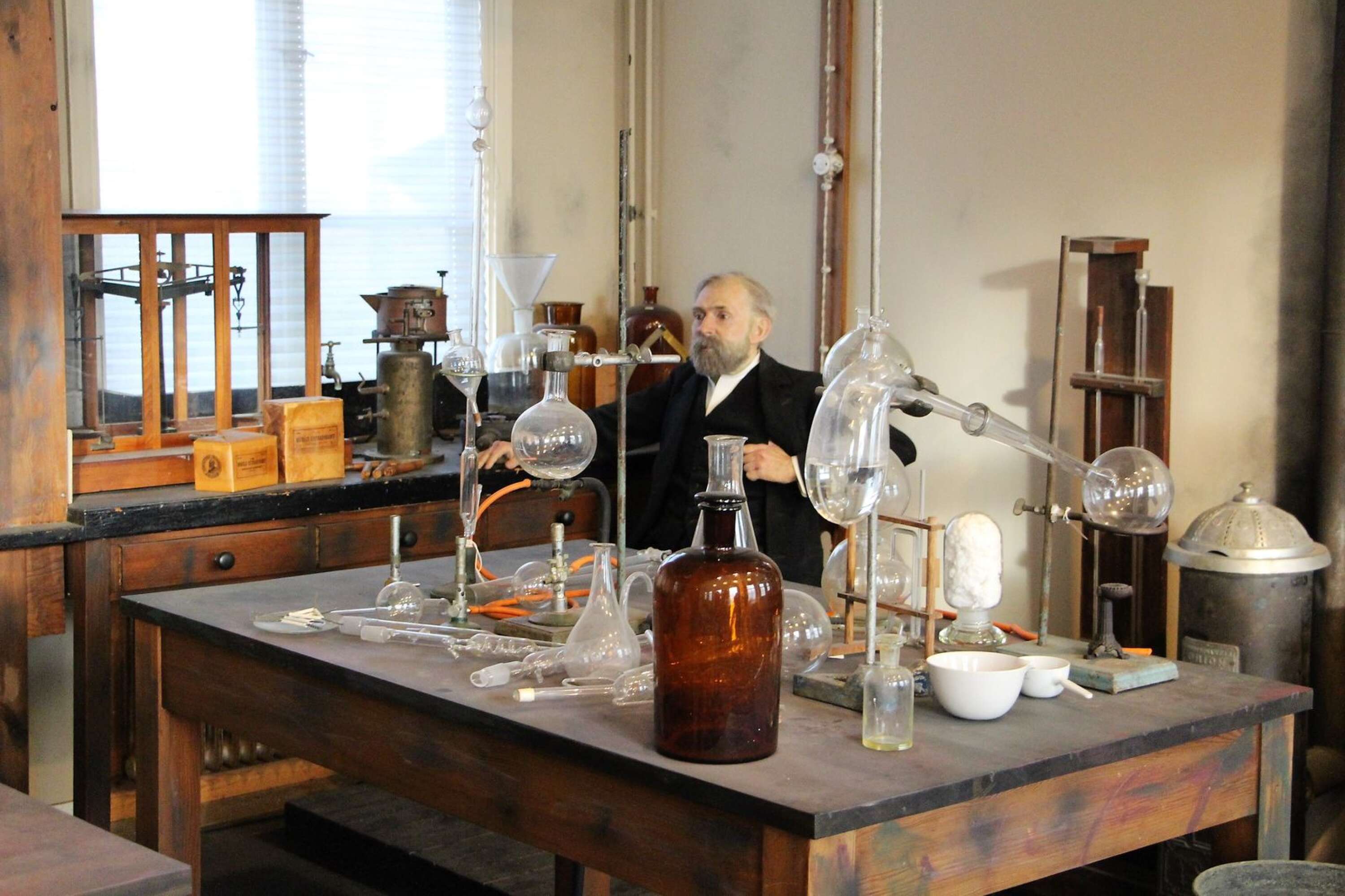 Alfred Nobel byggde upp ett stort och avancerat laboratorium bredvid Björkborns herrgård. Det finns kvar och ingår i museumsområdet.
