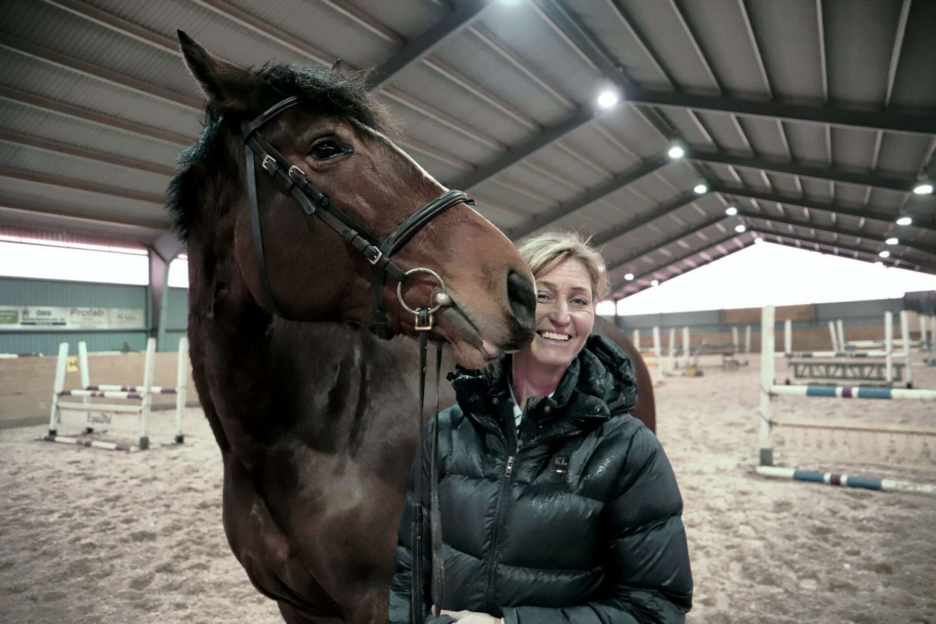 Glad och överraskad blev Anna Wessman Karlsson i Svalungebyn utanför Dals Rostock när hon fick veta att hon utsetts till en Dalslandshjälte 2020. Kompisen Baloutezz håller med.