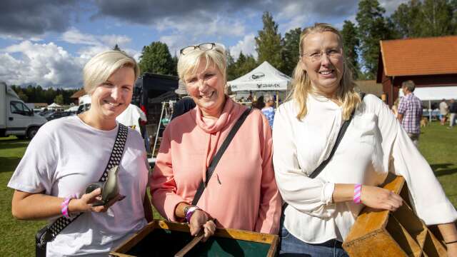 Susanna Winborg, Kerstin Winborg och Ulrika Sillén har som tradition att besöka Ransäters samlarmässa varje år.