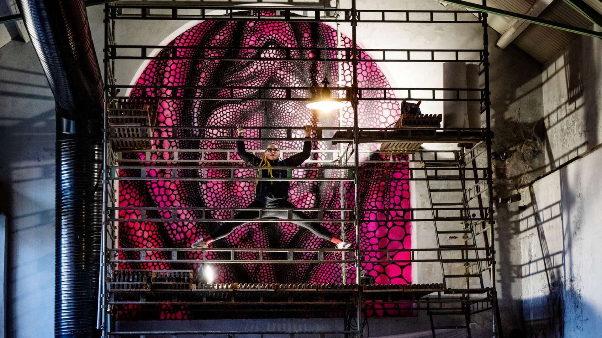 På två dagar har Carolina Falkholt skapat graffitiverket, en gigantisk vagina, som pryder en av väggarna i den Gamla kraftstationen. 