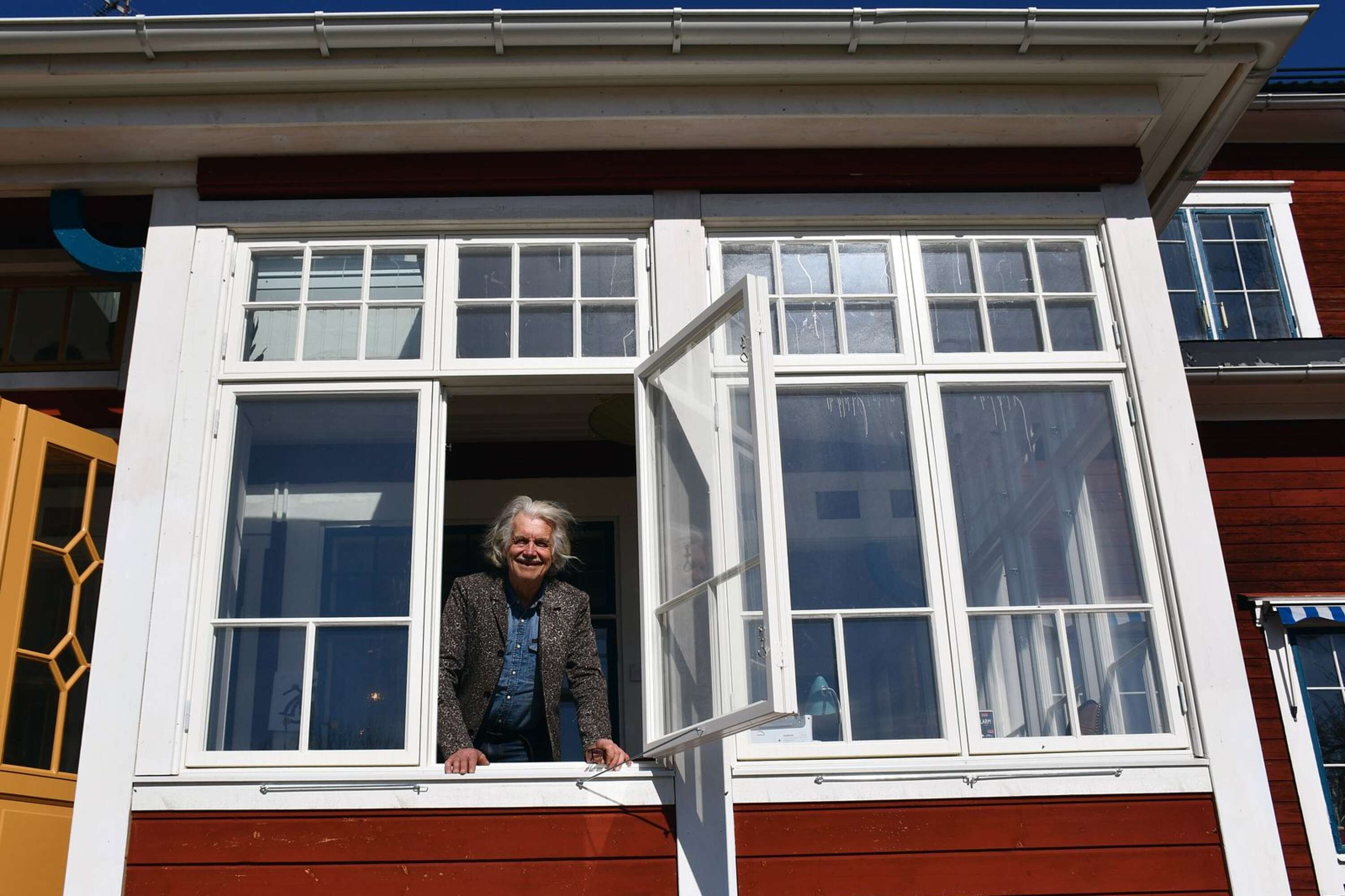 Marc Broos fyllde 75 och höll avstånd på den nya verandan.