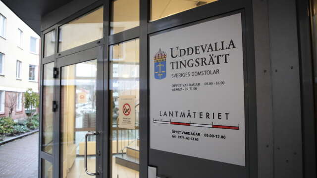 En man i 20-årsåldern åtalas vid Uddevalla tingsrätt för bland annat försök till mord på två poliser.