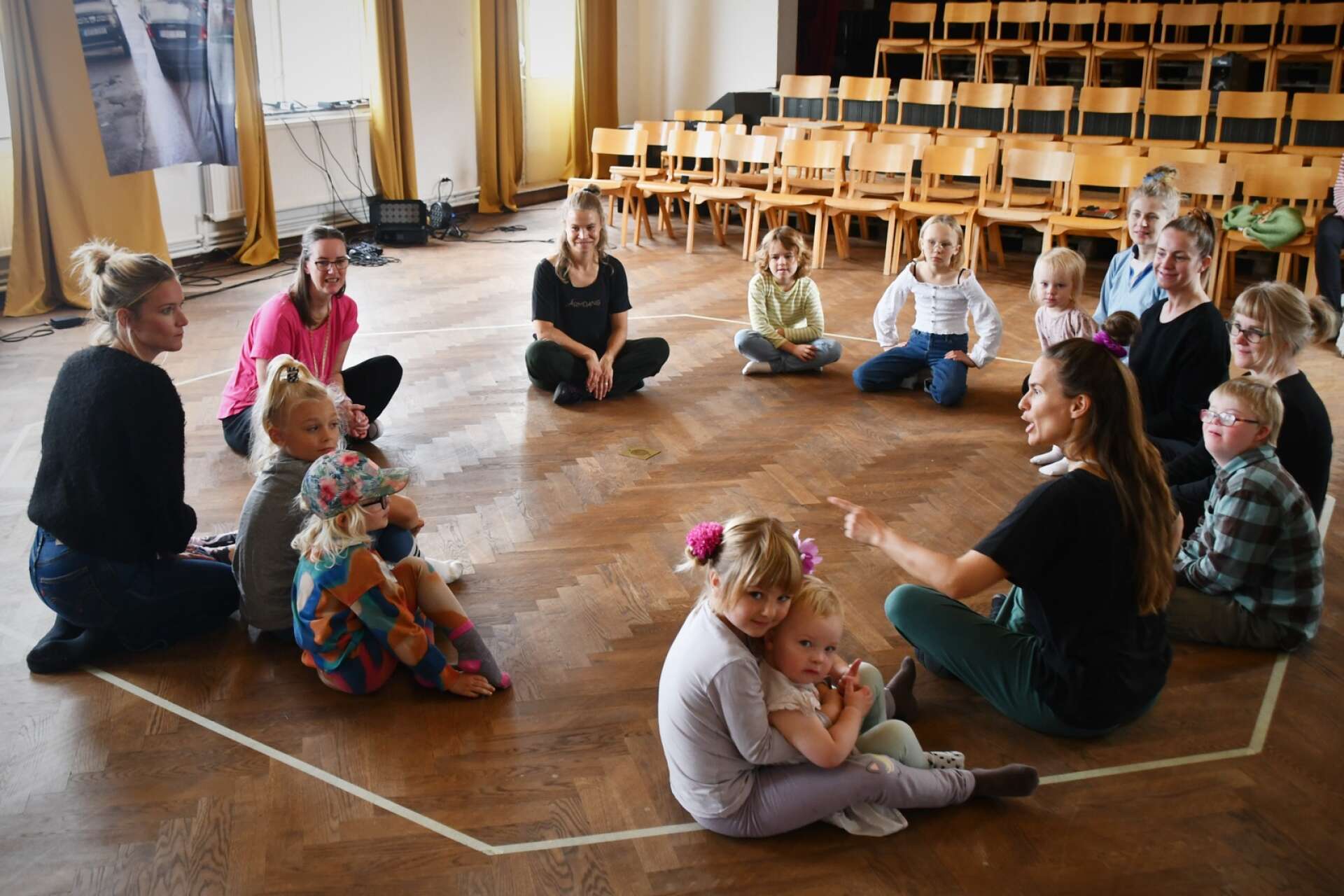 Samling inför dansimprovisationen för barn med Värmdans.