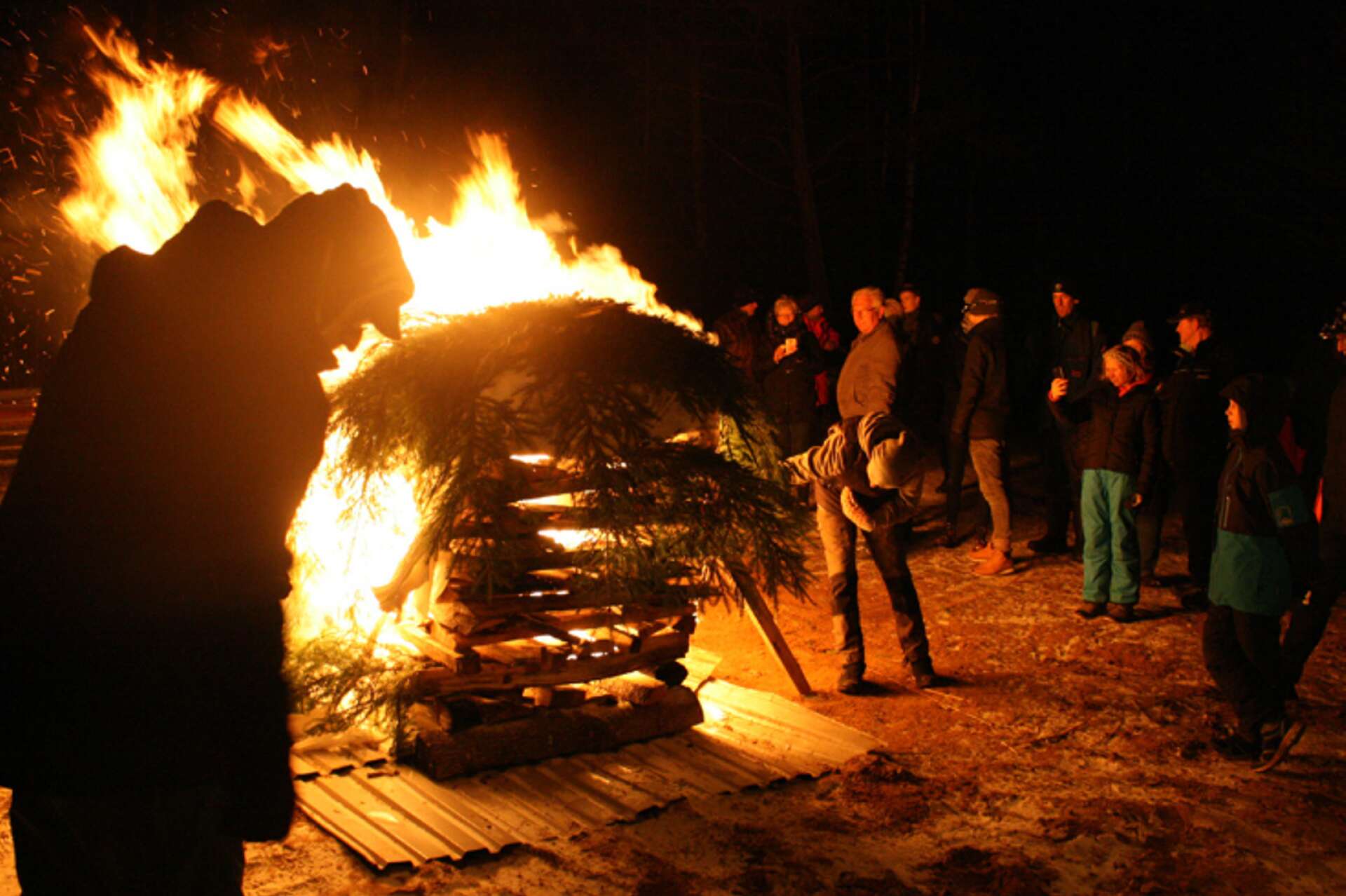 Tre år efter den första manifestationen ska eldar återigen brinna runt Unden.