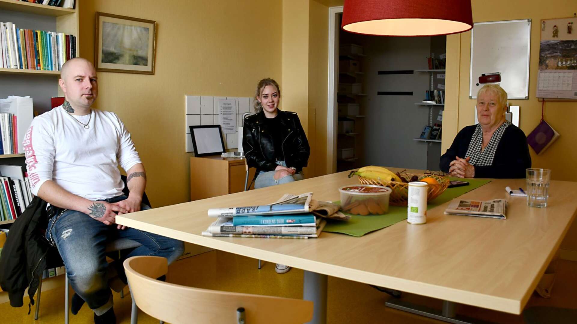 Deltagarna Fredrik Lundin och Melody Borg tillsammans med lärare Inga-Lill Junedahl slår ett slag för studier på folkhögskola. ”Här kan vi göra laborationer och gå lite annorlunda vägar så länge vi når till det givna målet”, berättar Fredrik.