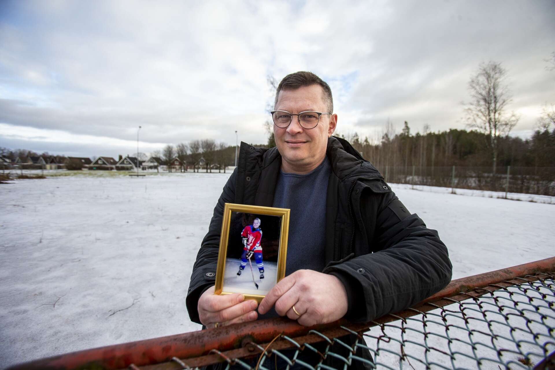 Stefan Carlsson på den isbana intill huset där Olivia Carlsson i Damkronorna startade sin resa mot OS.