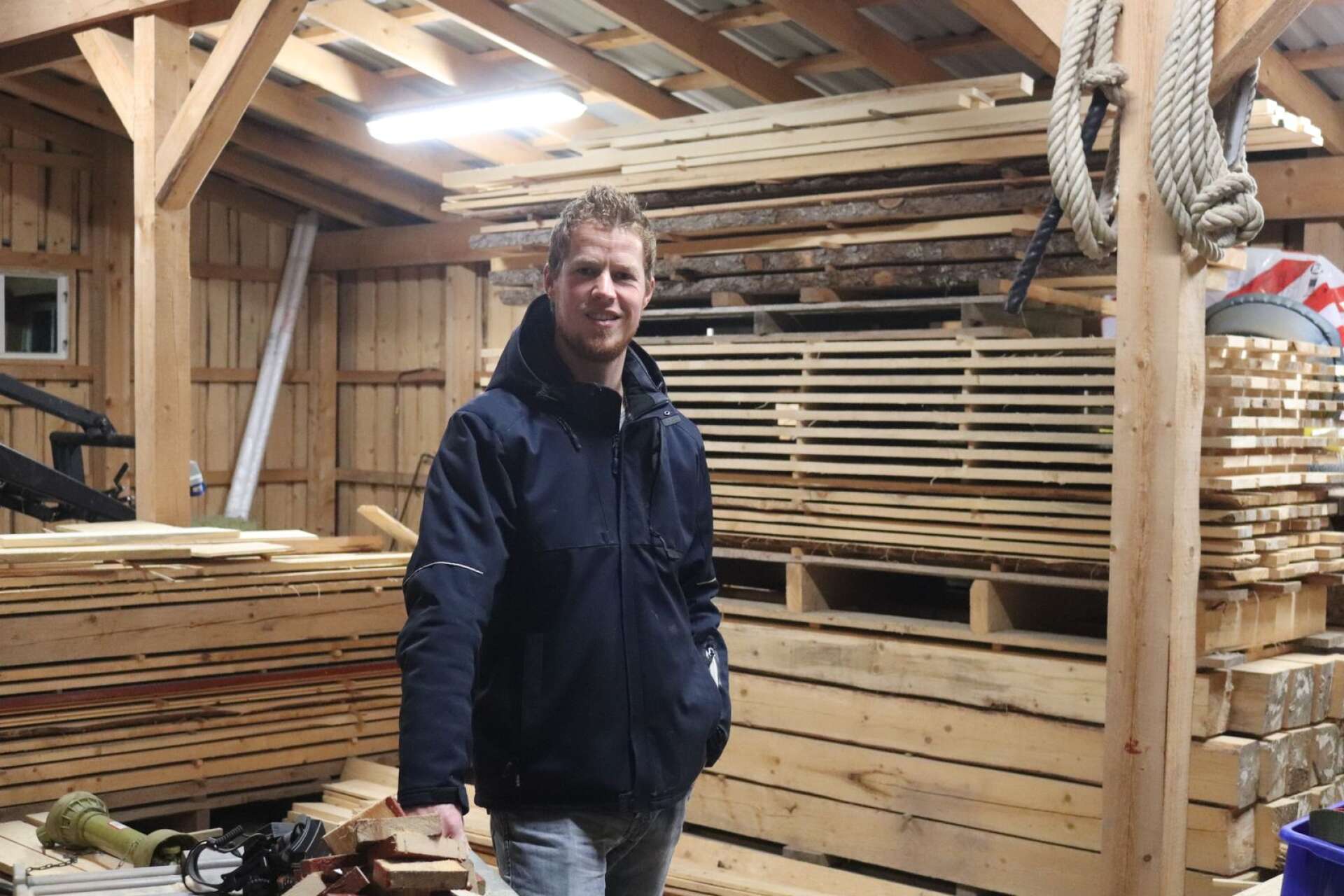 Att få stå under ett tak man byggt själv, av virke från den egna marken, sågat i det egna sågverket, är en oslagbar känsla för Nick. 