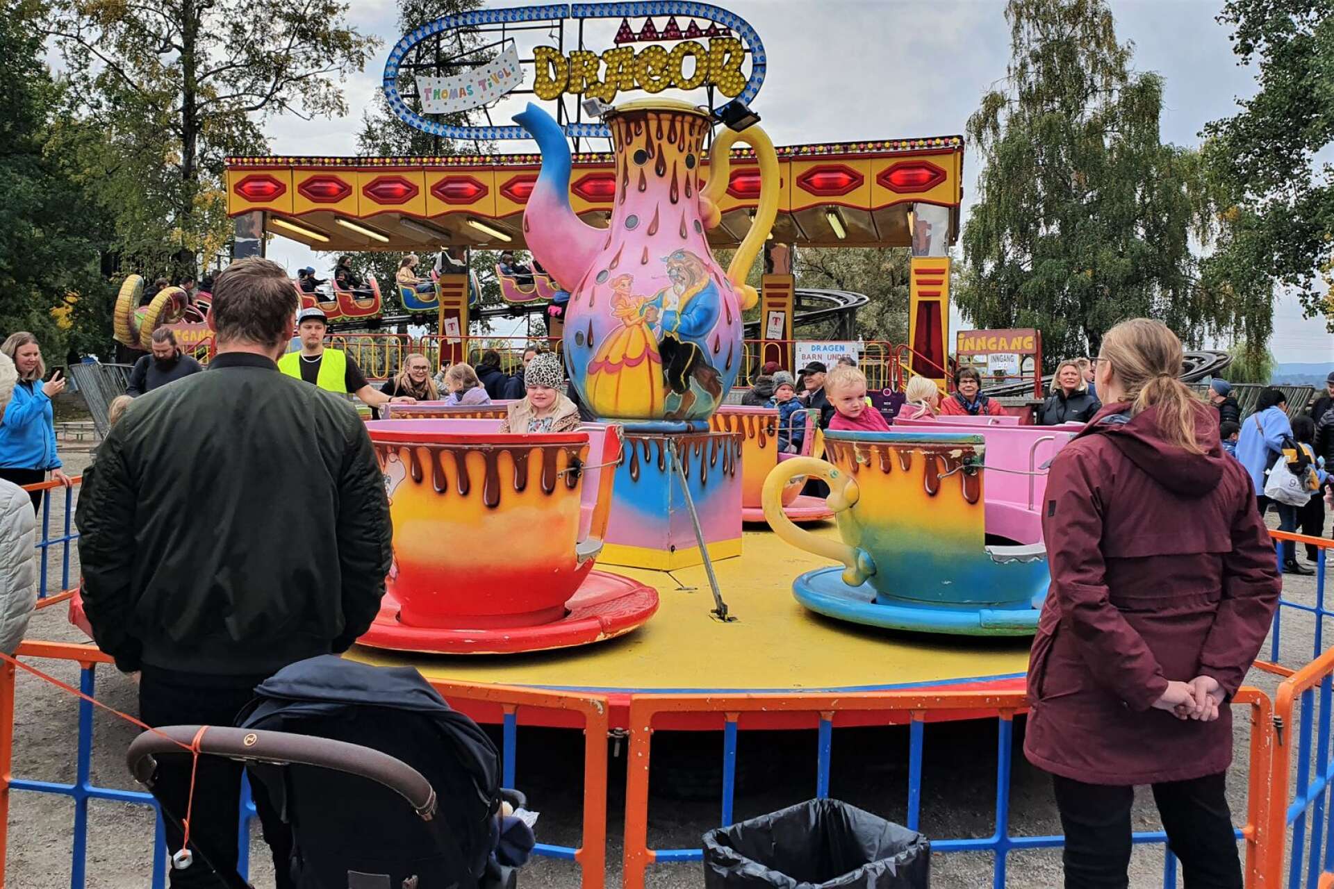 Tivolit hade karuseller både för de lite yngre och lite äldre barnen.