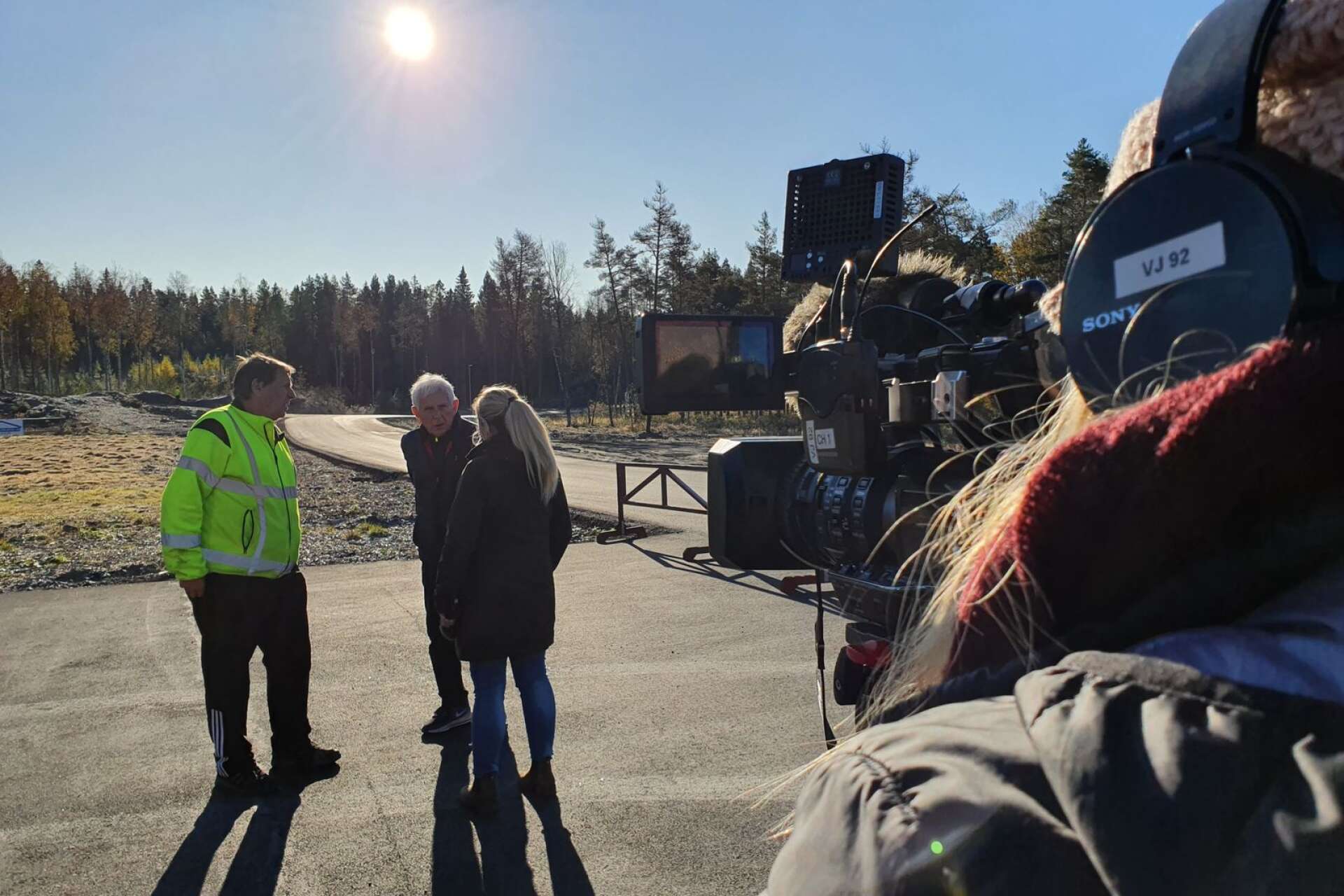 Eldsjälarna Thore Berglund, ordförande i Töcksfors IF, och Nils Skogstad, ordförande i Over Kölen AS, har lagt ner år av jobb på rullskidbanan och berättar om projektet på plats i strålande solsken.