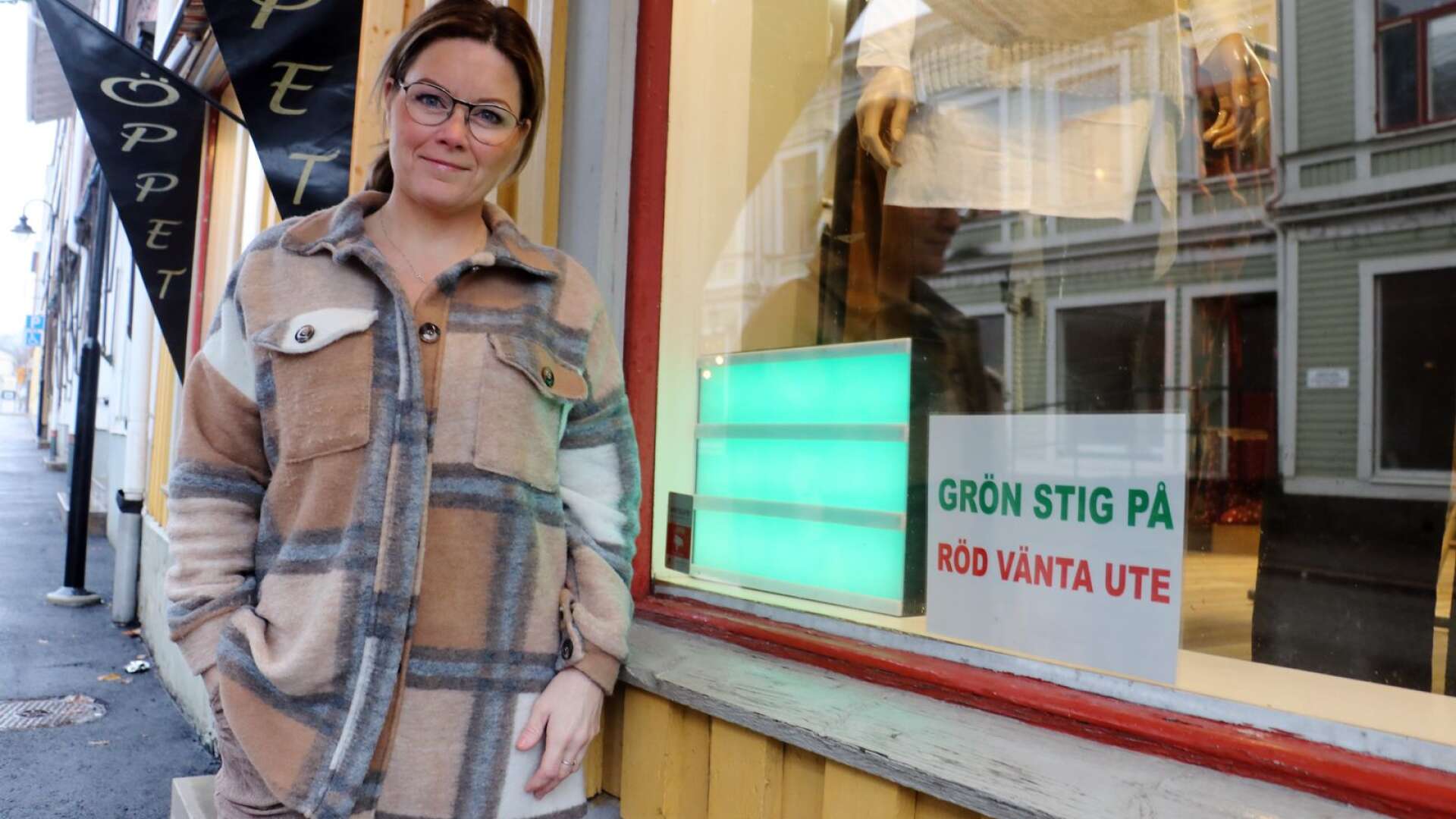 Dee-Anna Stolpe har börjat använda sig av en skylt som lyser grönt i fall det är färre än sex kunder inne i klädbutiken. Lyser den rött får kunderna vänta utanför.