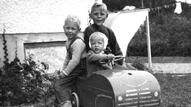 Ånge 1955. Från vänster: Jag, kusin Hans-Erik, lillebror Per-Anders i trampbilen. 