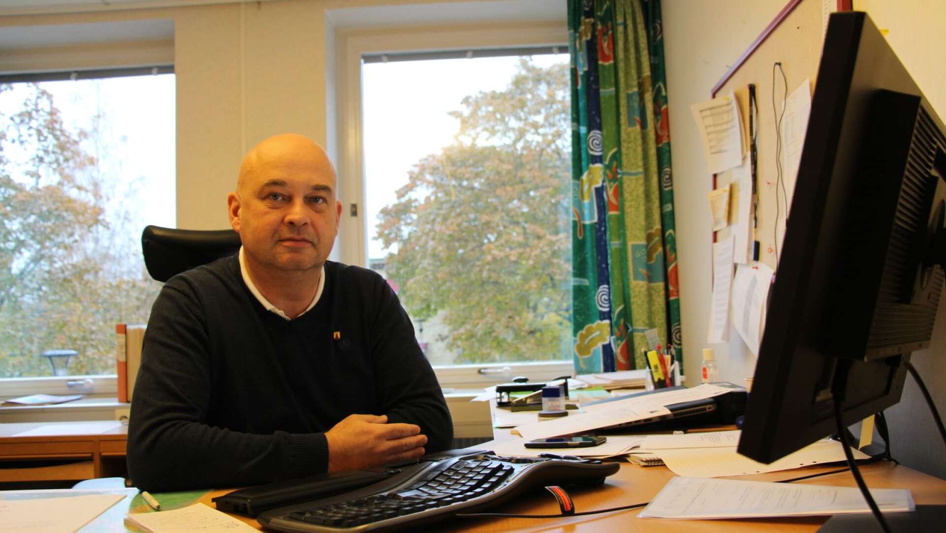 Hagfors ekonomichef Jonas Nilsson är oroad över kommunens ekonomi.