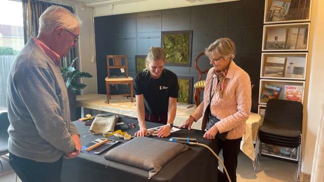 Birgitta och Sören Davidsson informeras av Maria Lakne, elev på Tibros Hantverksakademi.