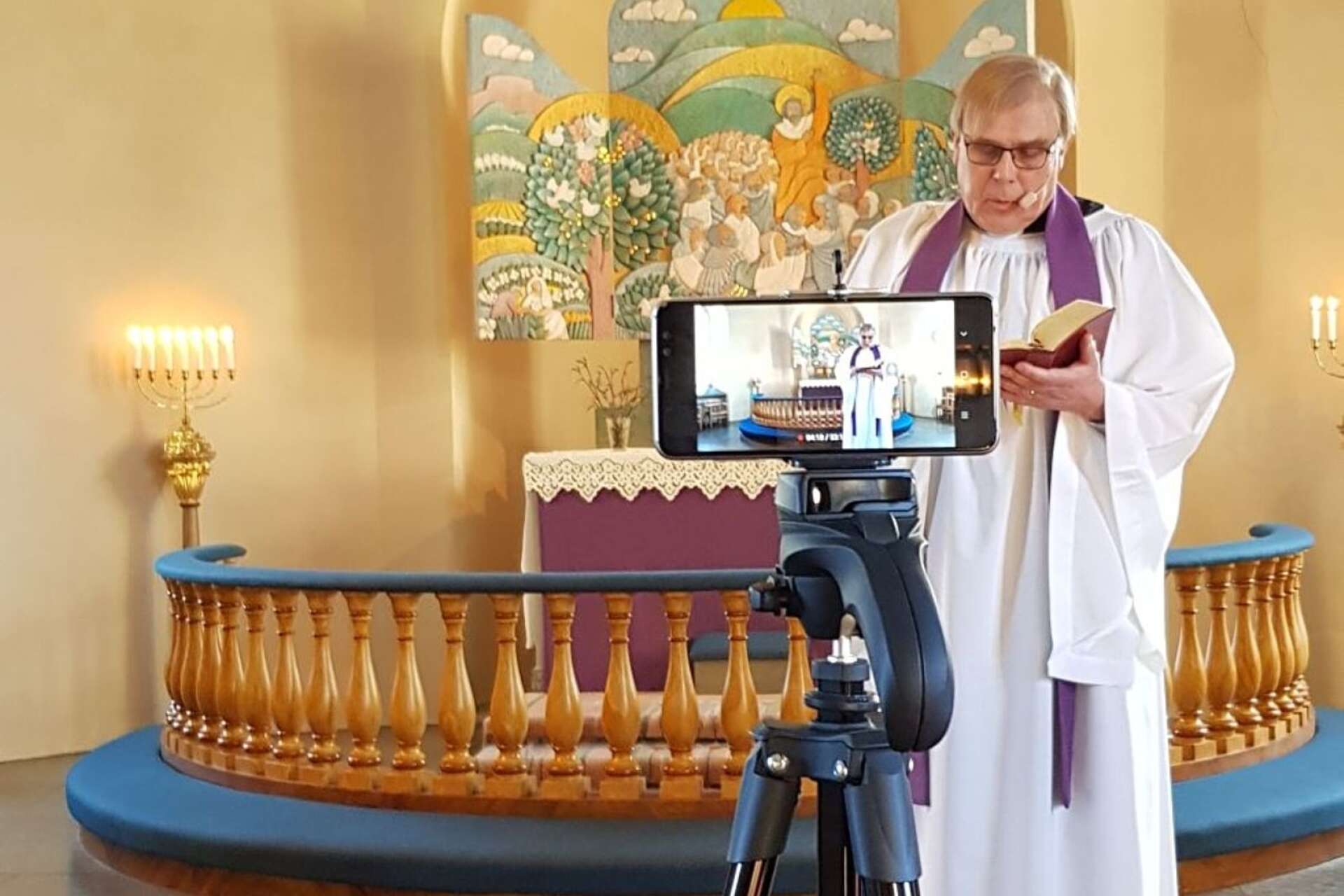 Prästen Ingemar Ekström har hållit i andakter som Norra Billings pastorat har lagt ut på sin hemsida.
