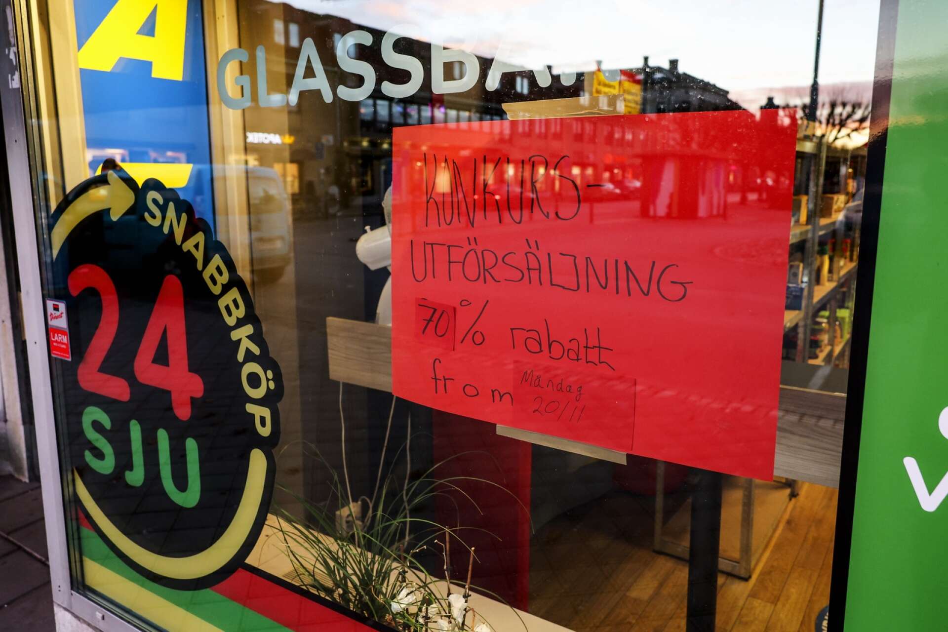 Stölder och skadegörelser är huvudförklaringen till att bolaget bakom 24 Sju Citybutiken i Lidköping tvingats i konkurs.