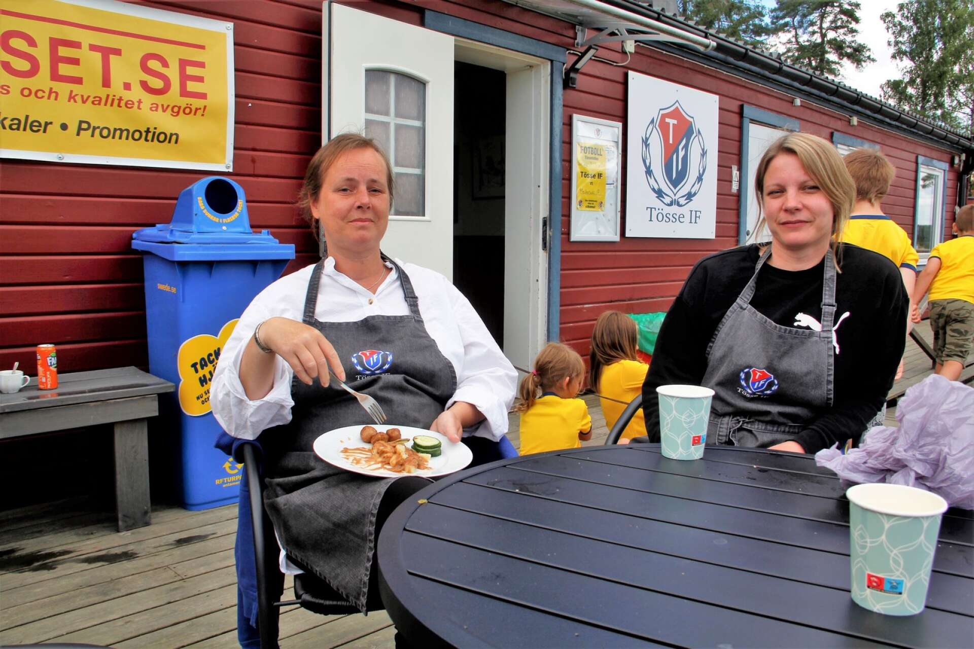 Linda Kry och Jenny Dahlin lagade maten och fick till sist en egen välförtjänt lunchpaus.