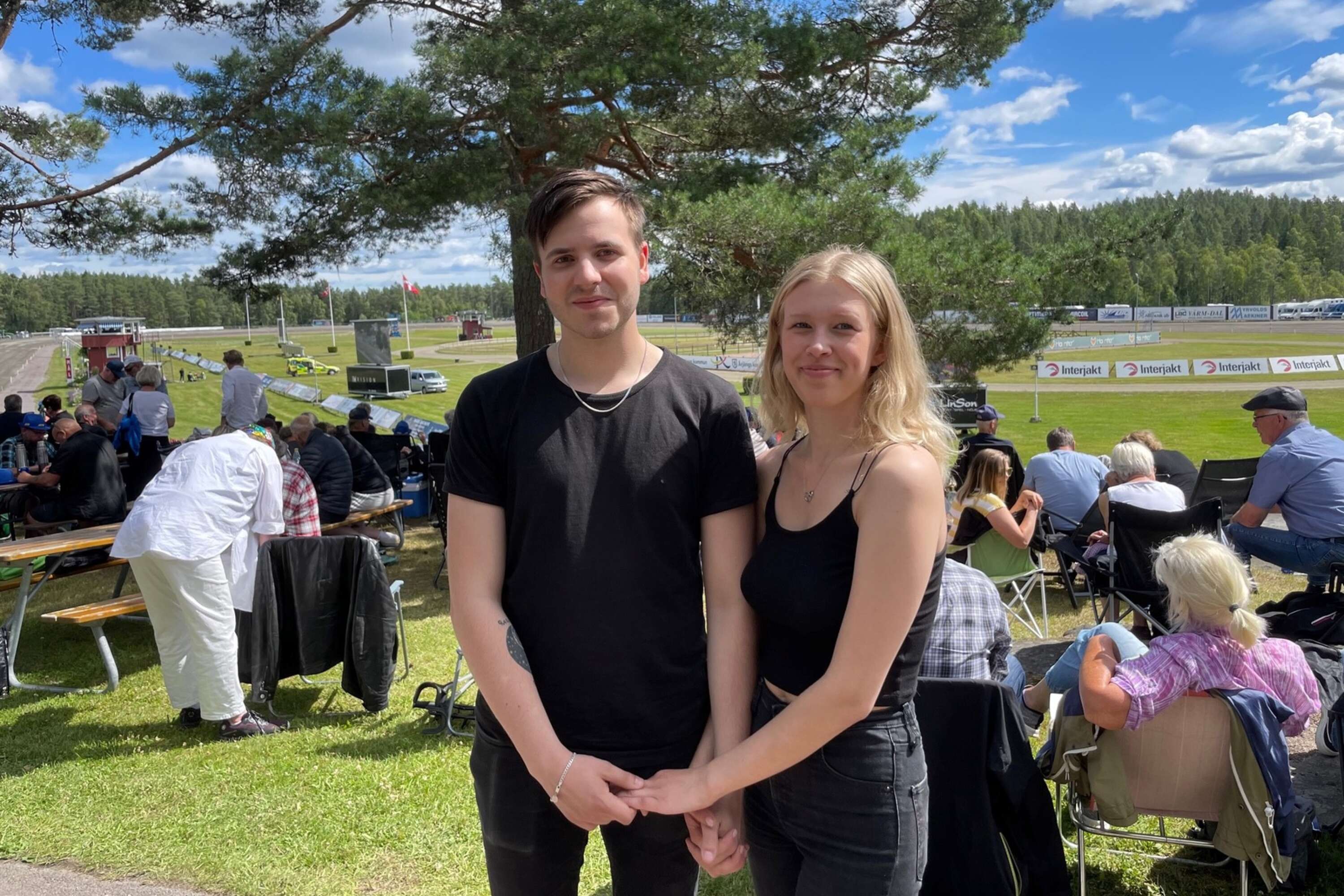 Jacob Edoff och Emma Sanamon som kommer från Årjäng tycker att det är kul att det äntligen är mycket folk igen på Årjängstravet, samt att vädret var på publikens sida.
