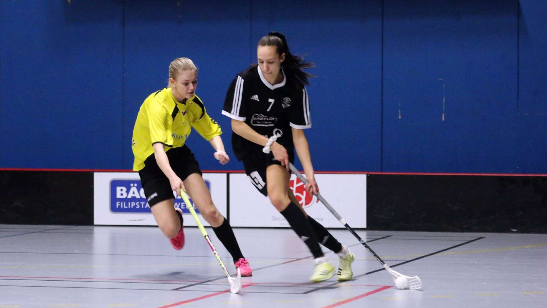 Filipstads forward Julia Endl (till höger) gjorde fyra av lagets sex mål i matchen mot Skattkärr.