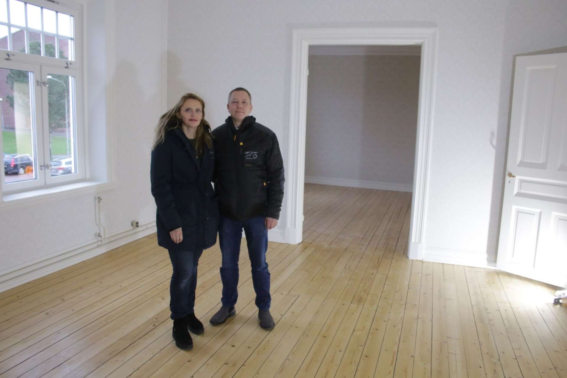I lägenheterna på Billerudsgatan har Tarja och Björn Henningsson sett till att alla gamla detaljer tillvaratagits och att originalgolvet tagits fram.