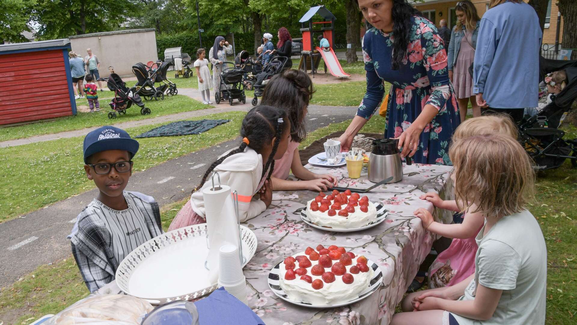 Shureym och de andra barnen håller väluppfostrat tassarna borta från jordgubbstårtan tills Sofia Hovbjer säger ”Varsågoda”. 