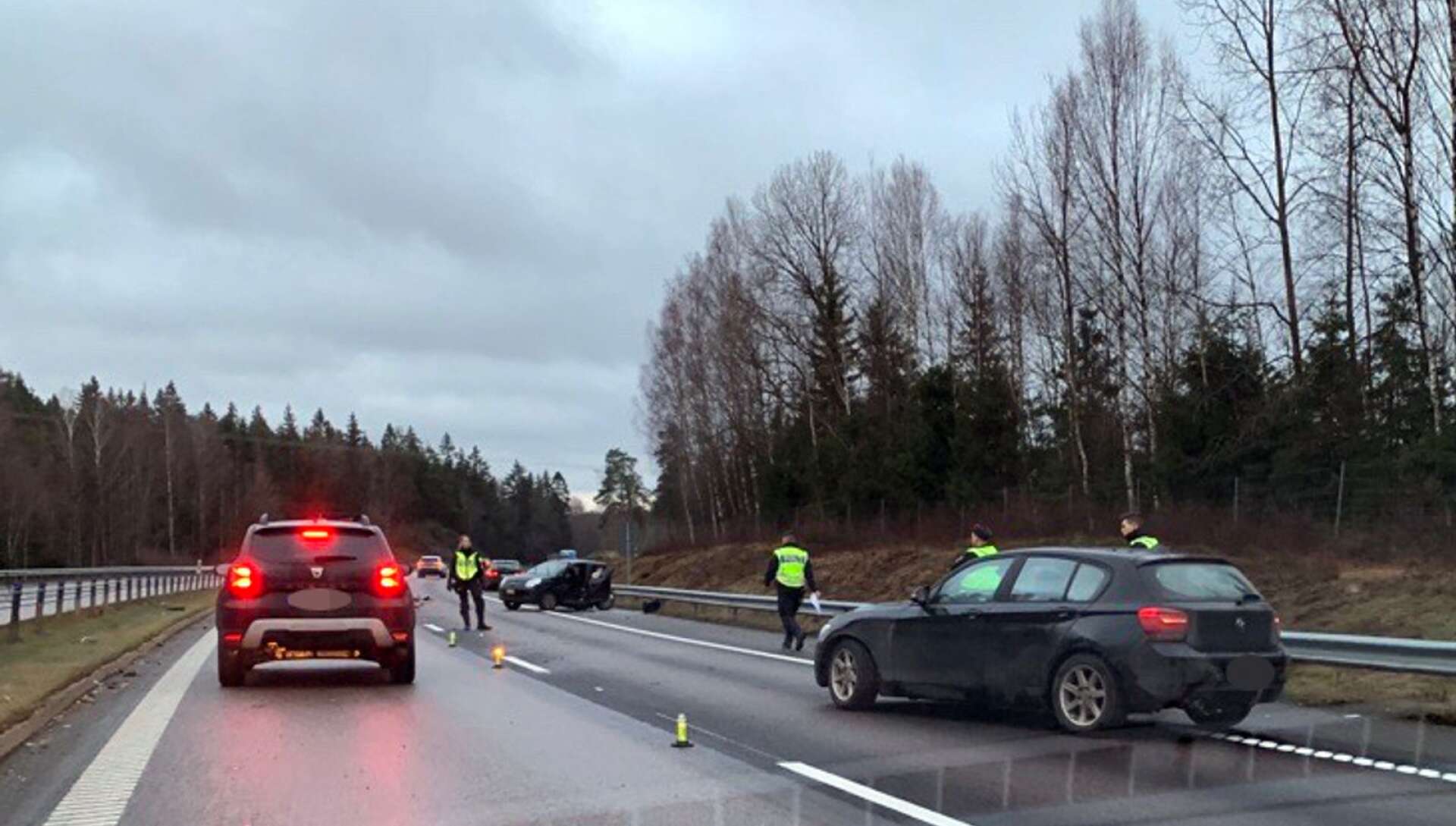 En kvinna i 30-årsåldern avled efter en trafikolycka på E18 strax öster om centrala Karlskoga.