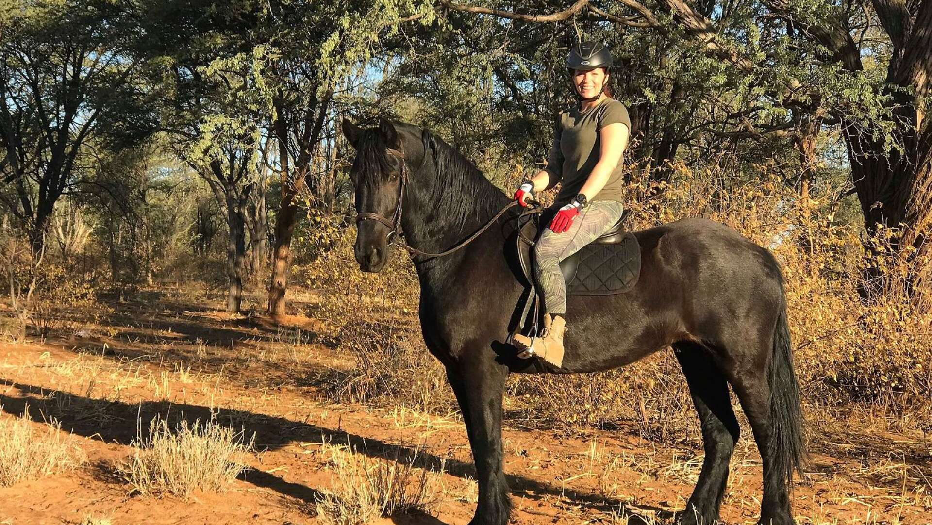 Kina Lundborg är på plats i Namibia och rider in hästarna.