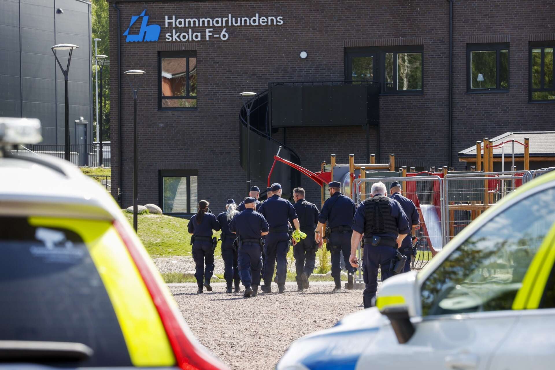 De är ett stort polispådrag vid Hammarlundens skola på måndagseftermiddagen.
