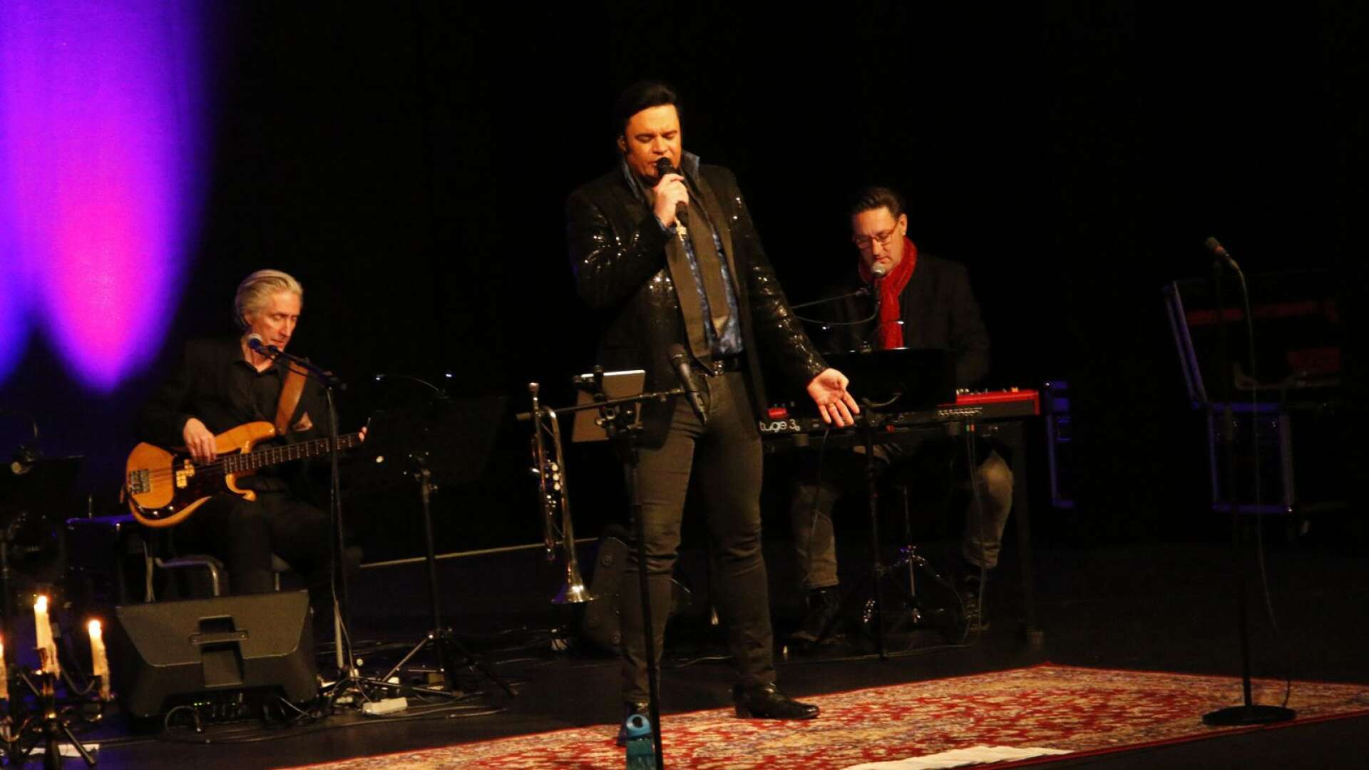 Henrik Åbergs julturné ”A Christmas with Elvis” avslutades i Karlskoga under måndagen.