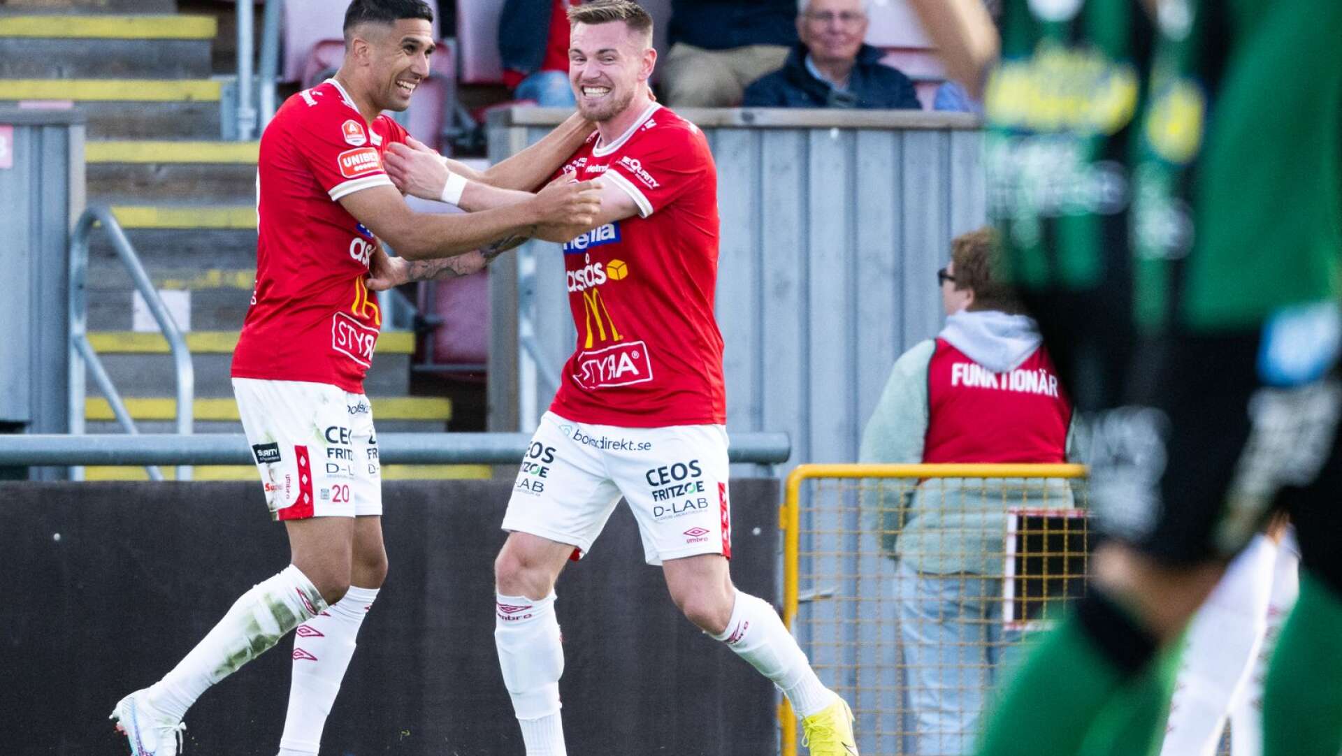 Elyas Bouzaiene och Rasmus Örqvist jublar efter kvitteringen, men Degerfors hade önskat mer. 