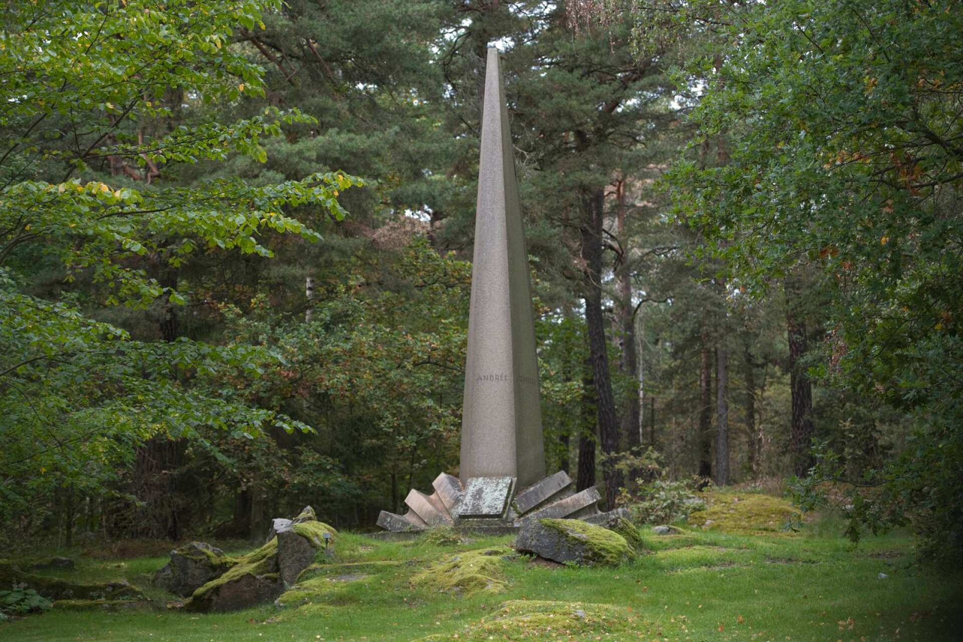 Ingenjör Salomon August Andrée, Nils Strindberg och Knut Fraenkel vilar vid ett monument på norra begravningsplatsen utfört av skulptören Tore Strindberg som restes vid de tre polarfararnas gravsättning.