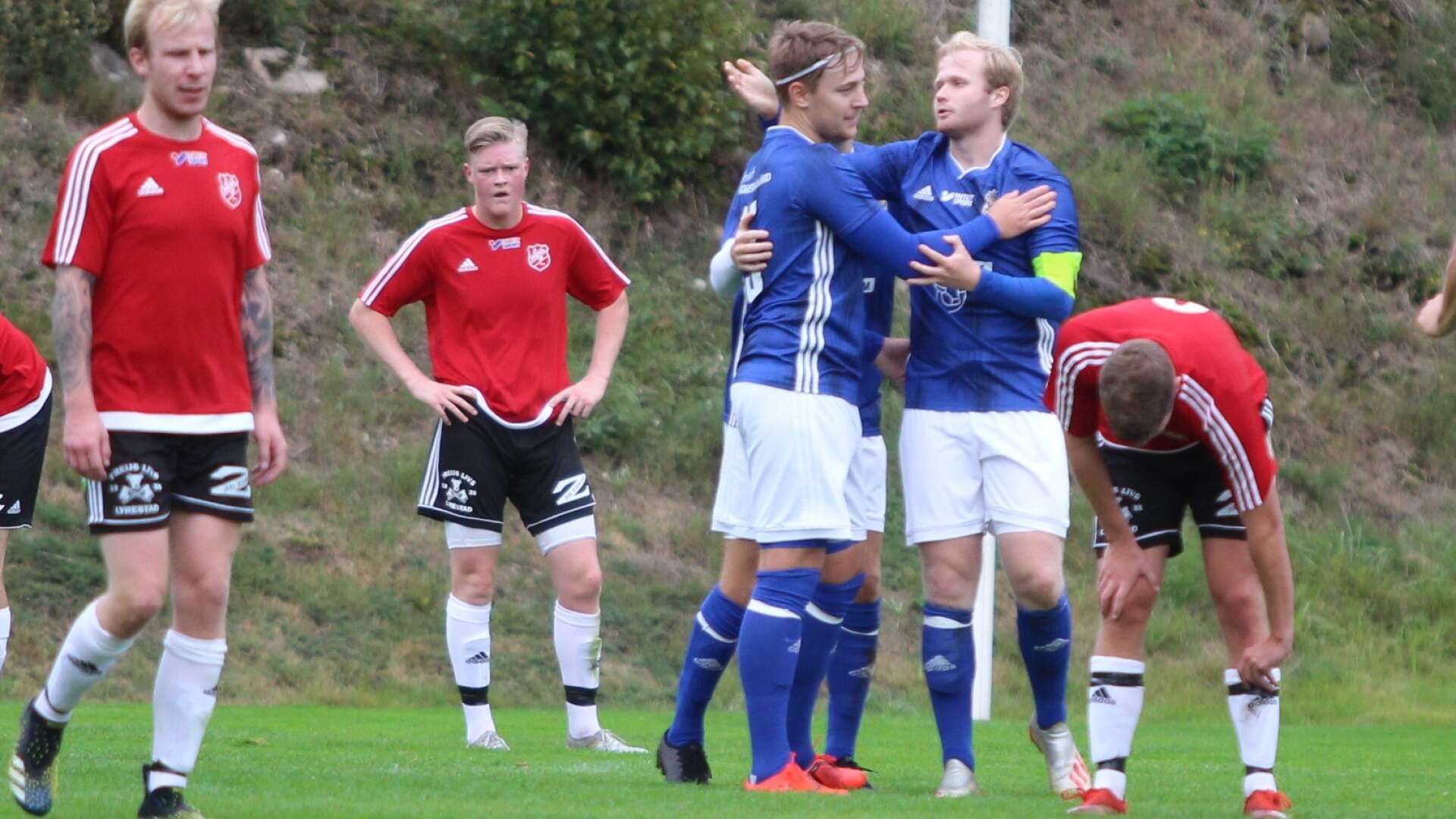 Jula BK:s Alexander Jansson och Ludvig Ljungkvist kan bidra till att Ullervadslaget har chansen på kvalspel till division fyra. IFK Mariestad kan å sin sida vinnas fyra på söndag.