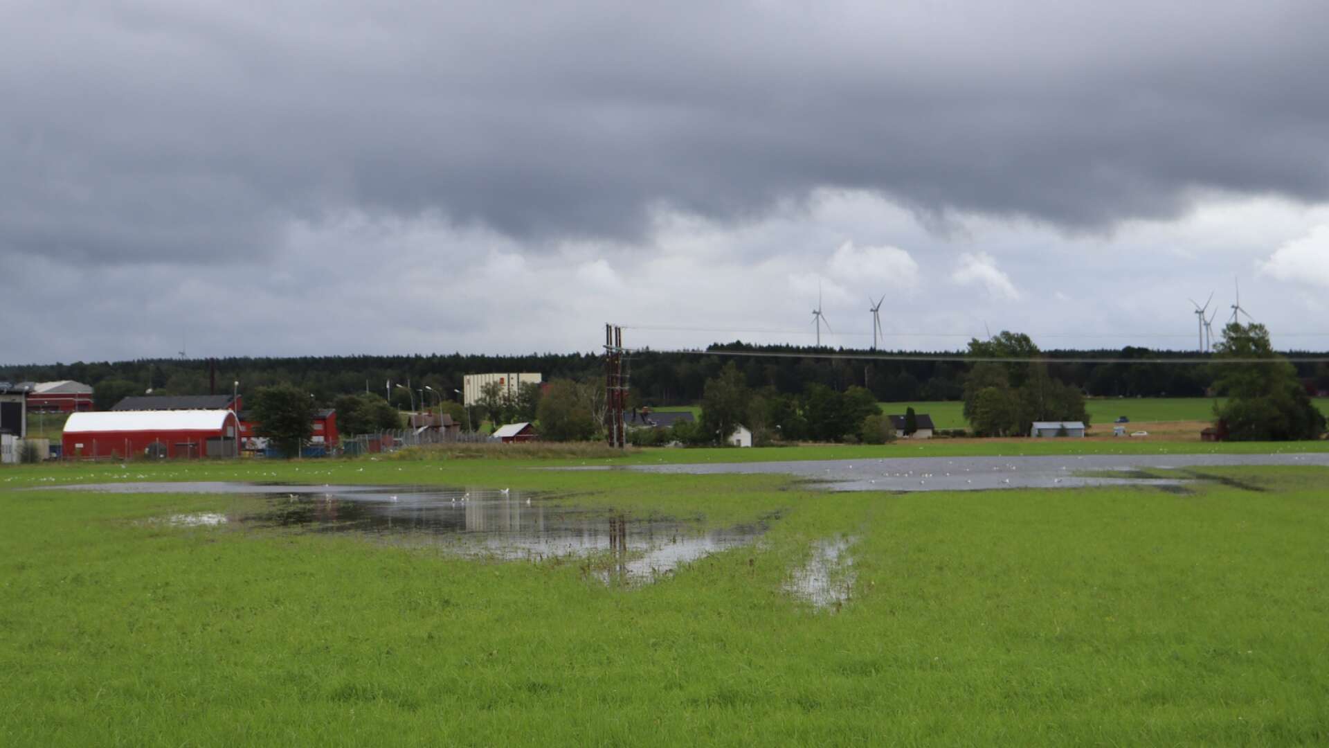 Fältet bakom Kristinehamns energi är översvämmat efter söndagens regn. 