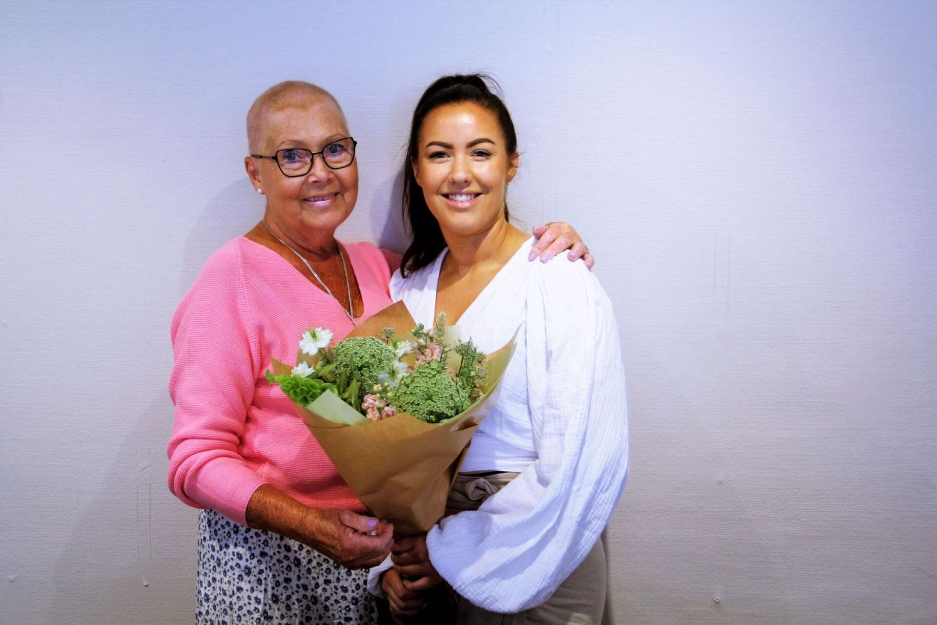 Cazandra Hagström fick ta emot blommor och gratulationer när hennes kollektion lanserades. Monica Andersson till vänster är en av de som jobbar i butiken i Åmål.