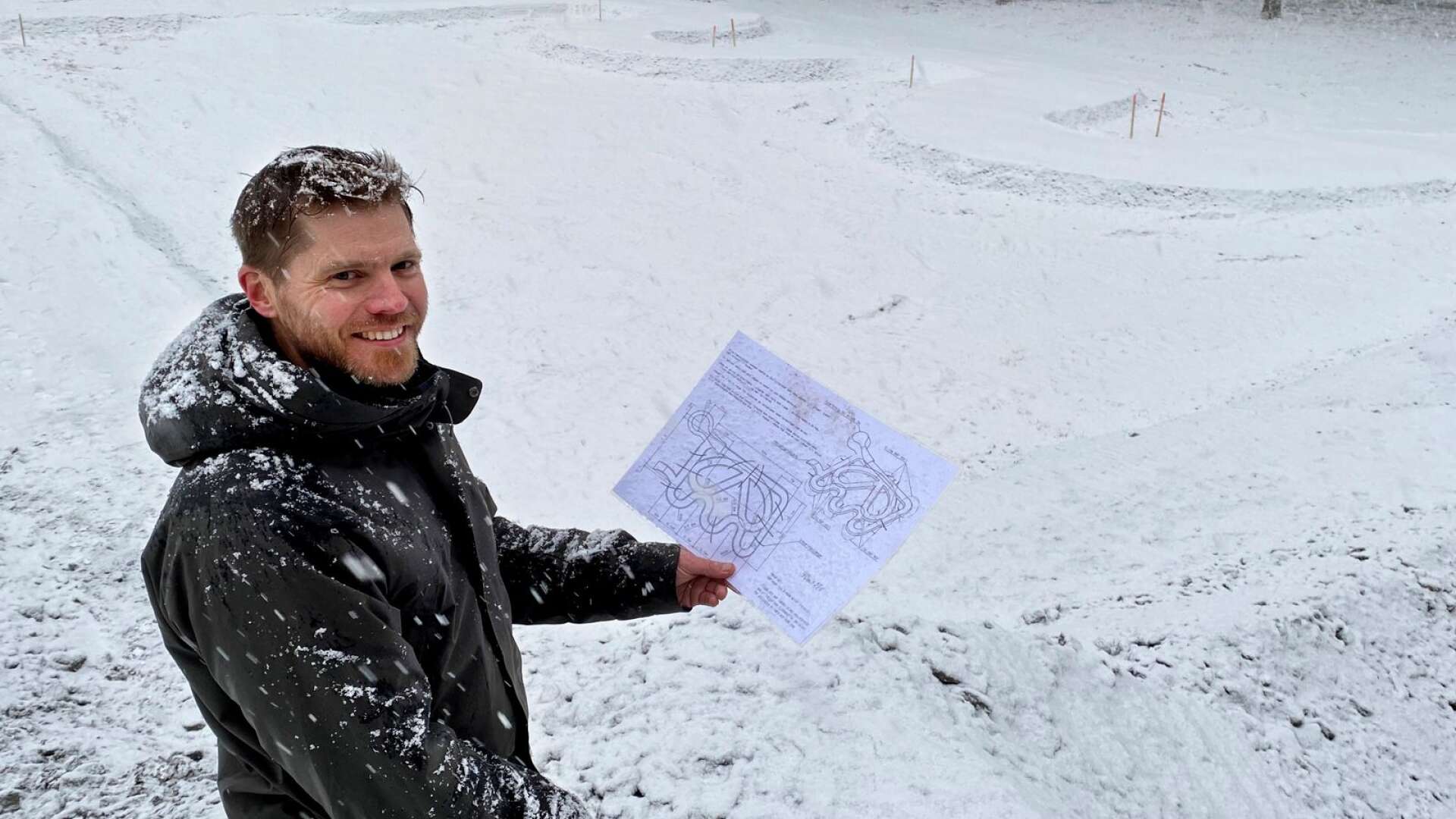 Här pågår bygget. När NWT träffade Anders Alsbjer på Frykstahöjden snöade det kraftigt. Bara konturerna av det som ska bli en pumptrack syns i bakgrunden.