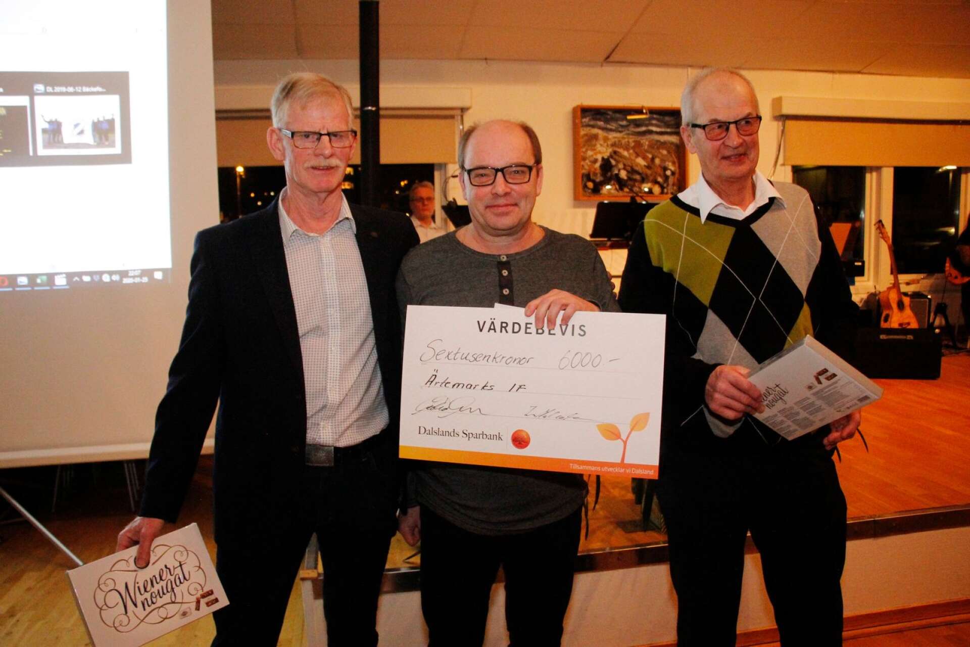 Trion Kjell-Evert Eriksson, Ulf Carlsson och Tore Henriksson fixade därmed 6 000 kronor till föreningen.