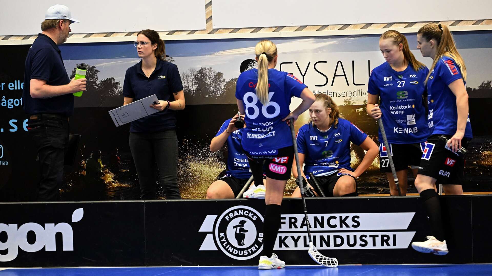 KIBF, med sportchef Linnea Juhlin (tvåa från vänster), föll med 3–8 i cupkvarten hemma mot Rönnby. Carolina Karlsson (nummer 7) gjorde ett mål. Arkivbild.