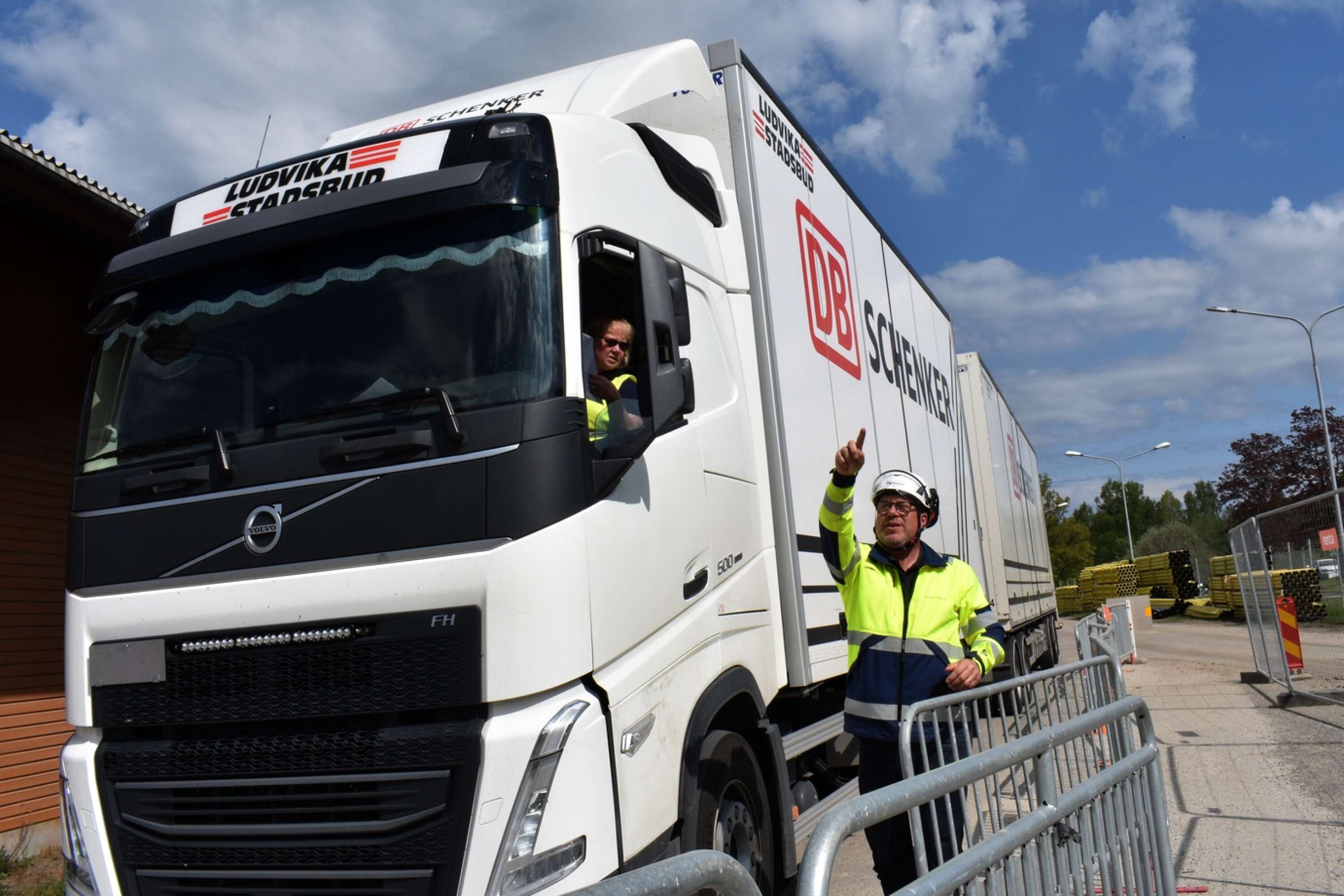 Det är mycket logistik kring bygget. Här hjälper Thomas Haglund en lastbilschaufför att komma rätt med sin leverans.